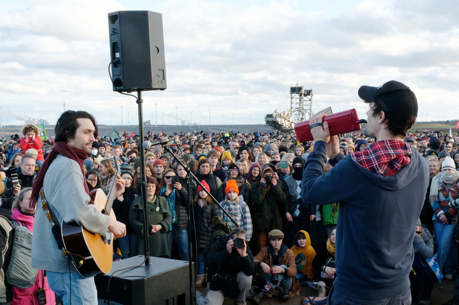 Hat eine klare Meinung zur KI: Christopher Annen (l) von der Band AnnenMayKantereit. (Archivbild)