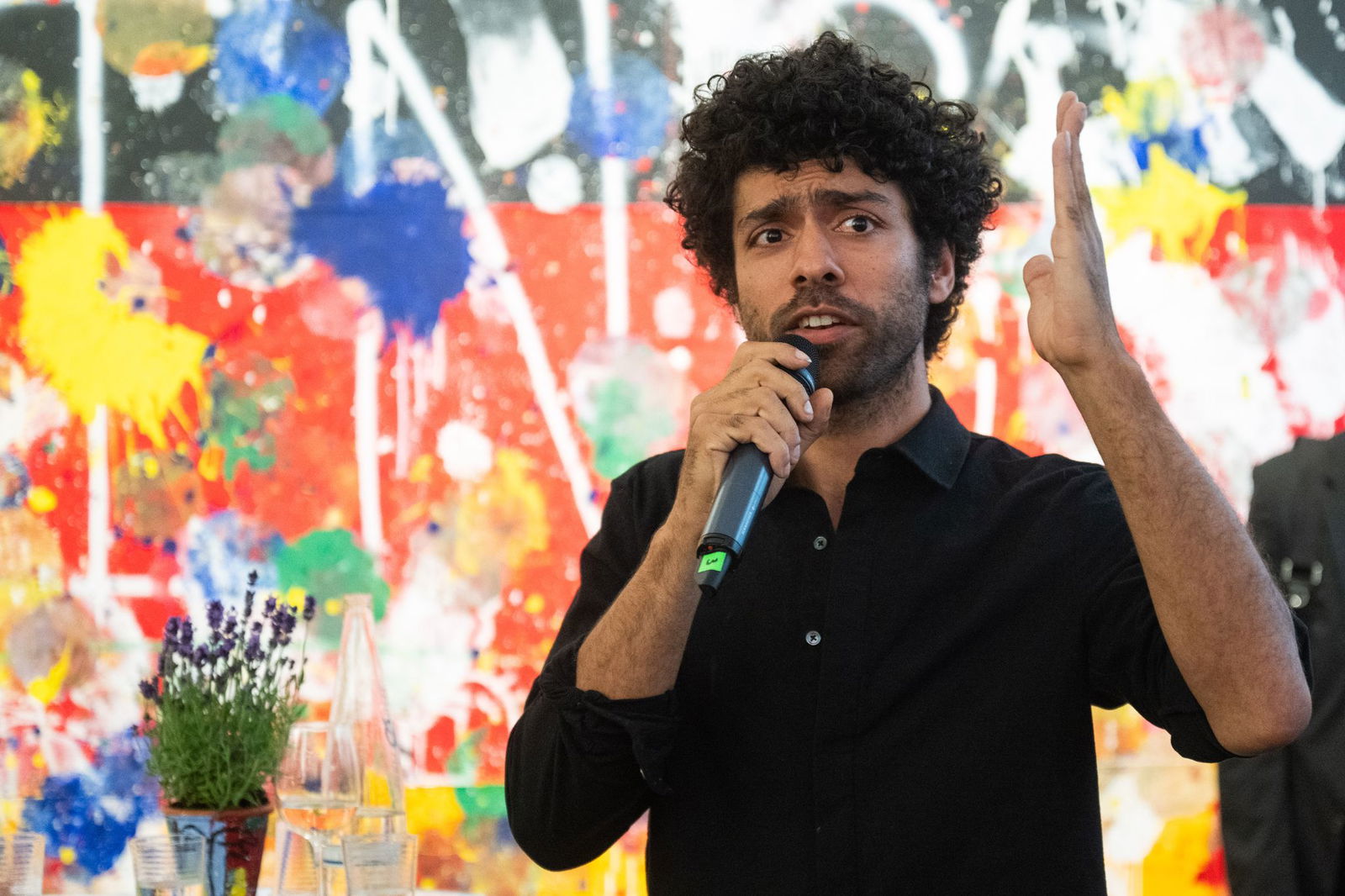  Die Farbe brachte er auf, indem er die Bälle auf die Leinwand schoss und warf und auch mit Boxhandschuhen darauf schlug.