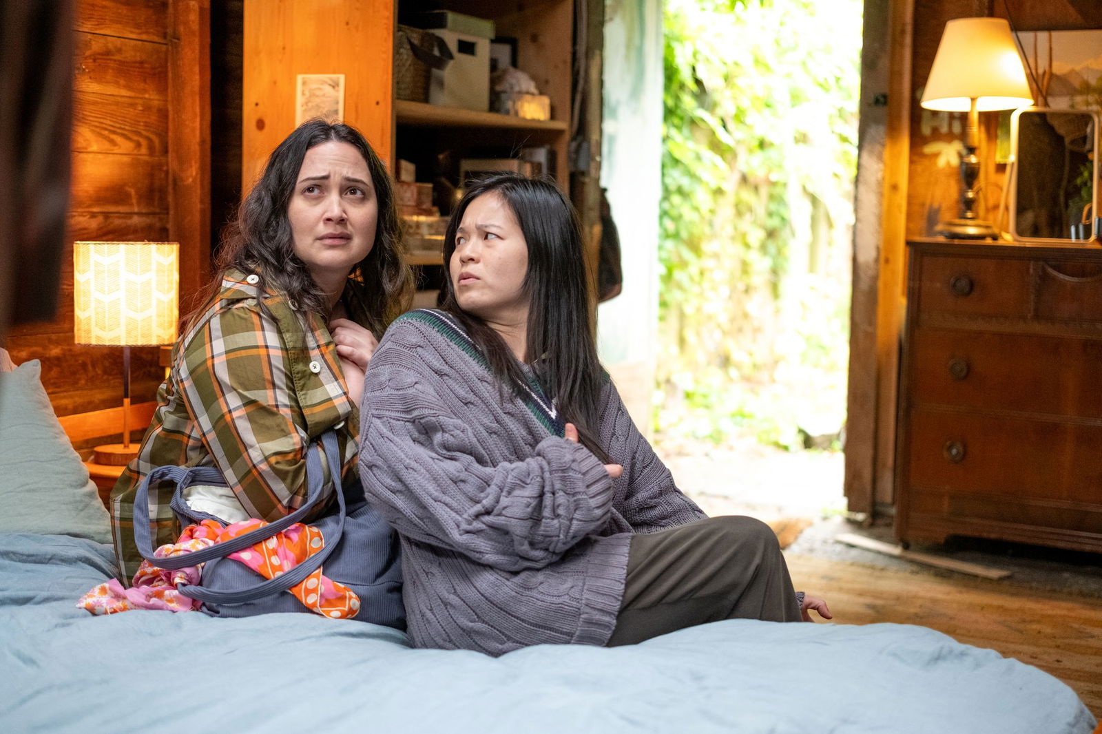 Lily Gladstone und Kelly Marie Tran in einer Szene des Films «The Wedding Banquet».