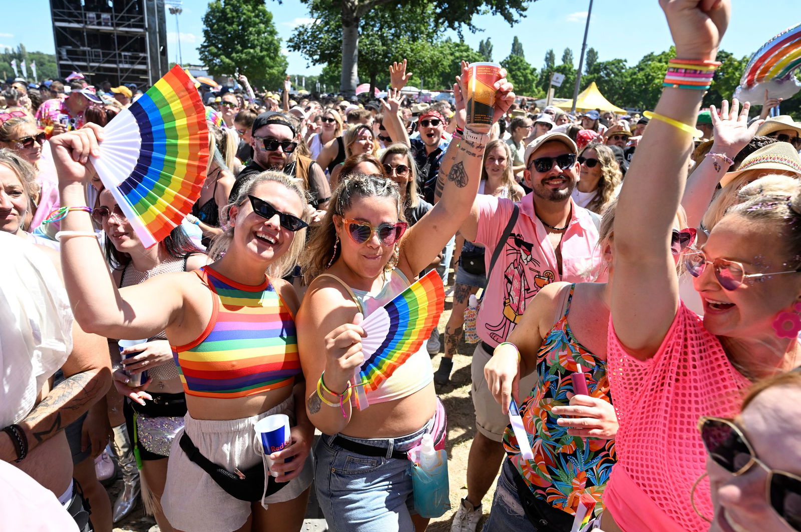 Bunt und gut gelaunt: Die Besucherinnen und Besucher beim «Rainbow Festival» in Köln.
