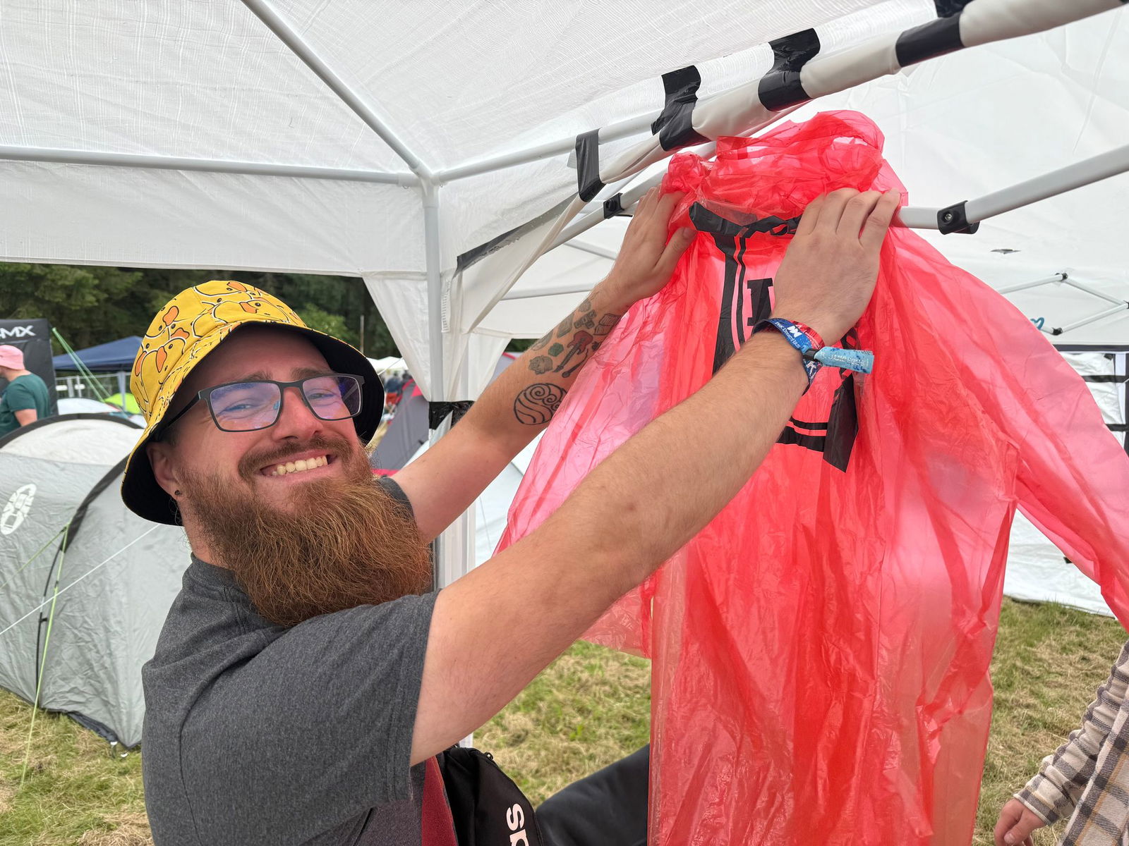 Regenponchos dürfen dieses Jahr nicht fehlen - Ente ist vorbereitet.