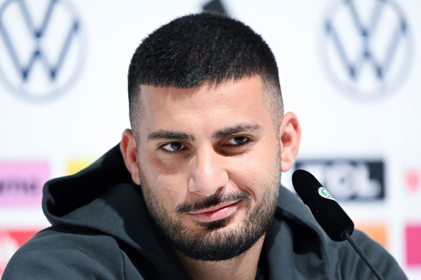 Nationalspieler Deniz Undav auf dem DFB-Podium.