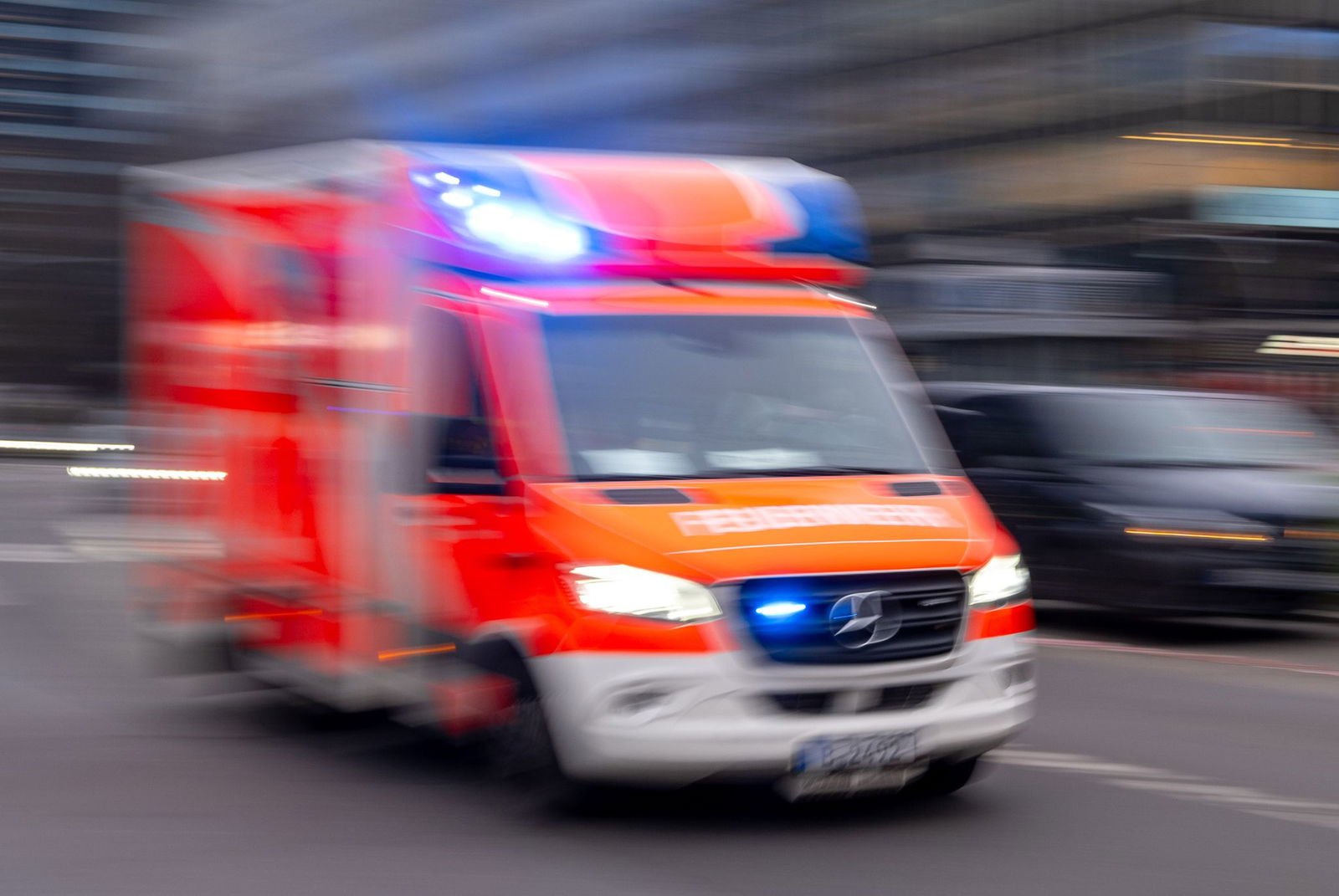 Sanitäter bringen die Frau mit schweren Verletzungen in ein Krankenhaus. (Symbolbild)