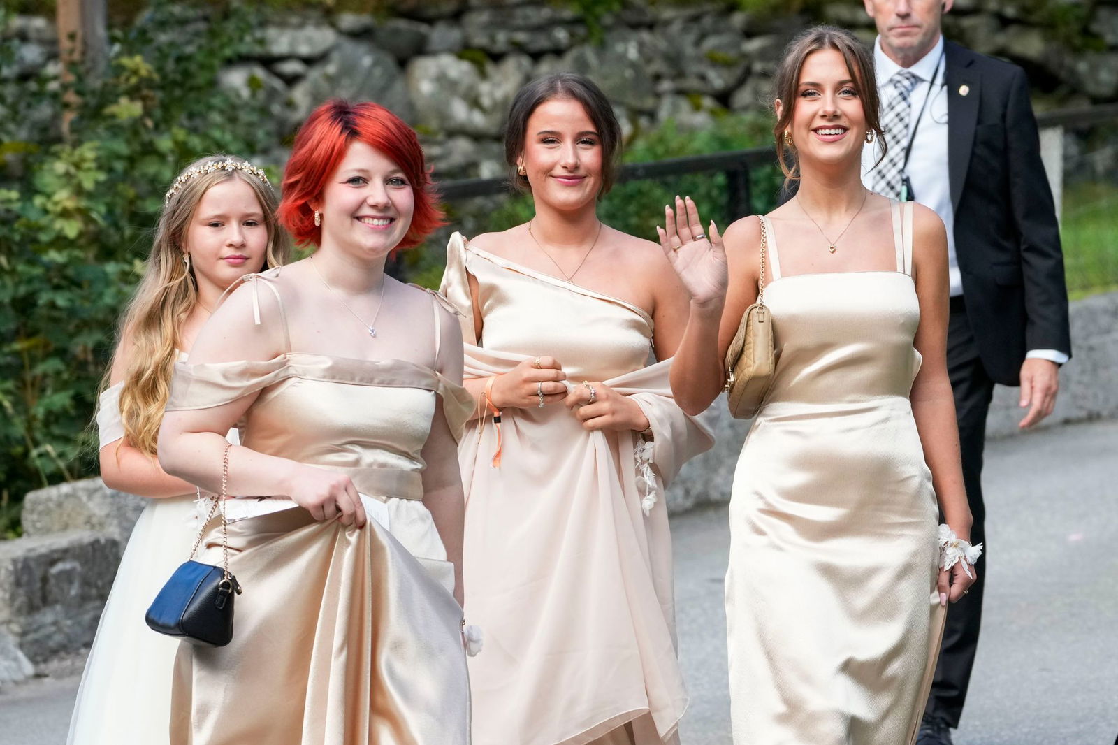 Leah Behn (ganz rechts) bei der Hochzeit ihrer Mutter Märtha Louise im vergangenen Sommer neben ihren Schwestern Maud und Emma. (Archivbild)