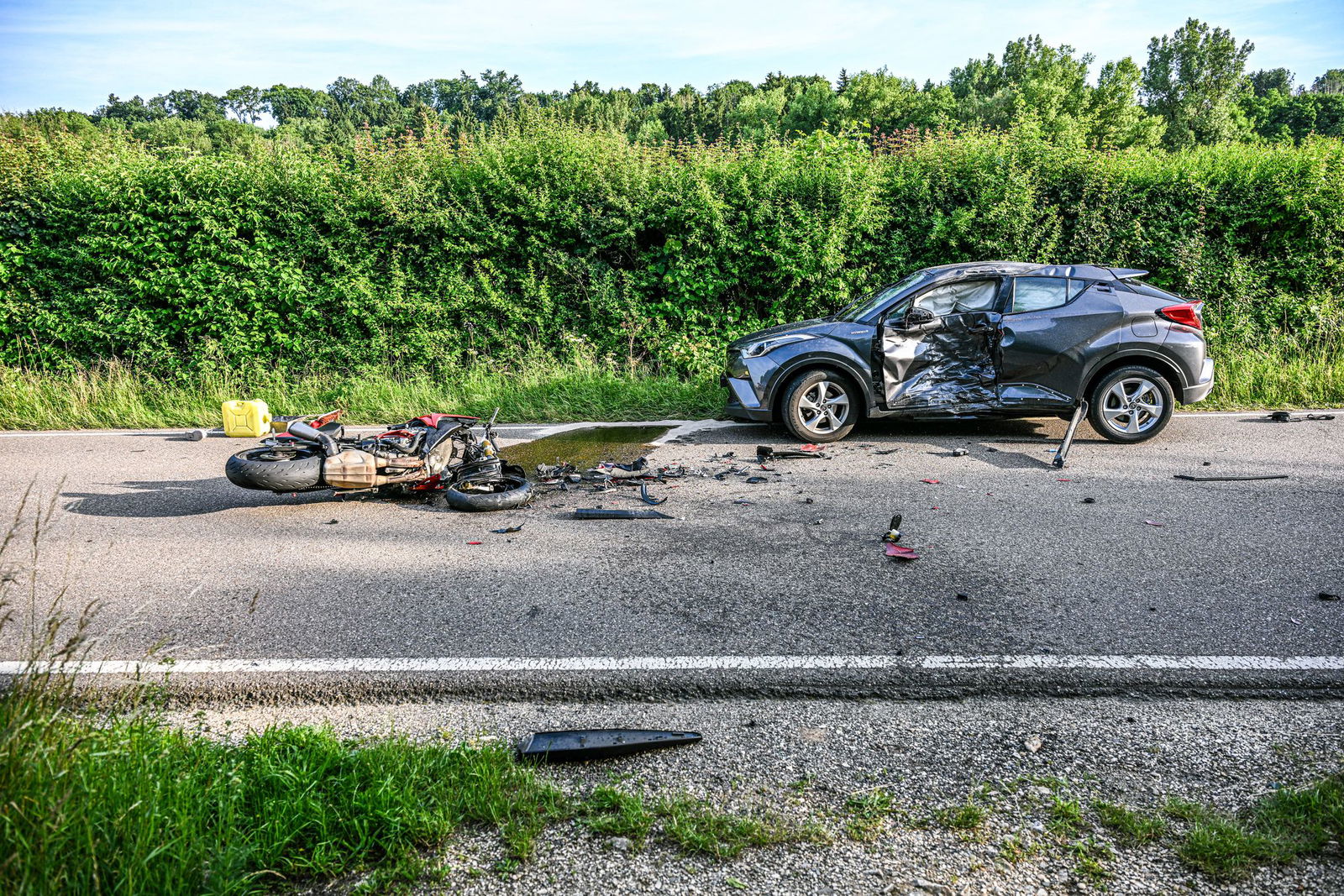 Der Motorradfahrer konnte dem plötzlich auf die Straße gefahrenen Auto nicht mehr ausweichen.