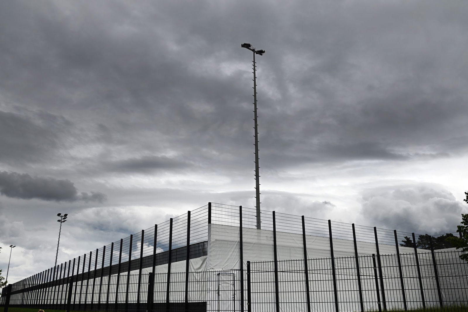 Dunkle Wolken über dem Trainingsplatz: Das Wetter passte zur tristen Stimmung im DFB-Quartier am Tag nach dem 1:2 gegen Portugal.