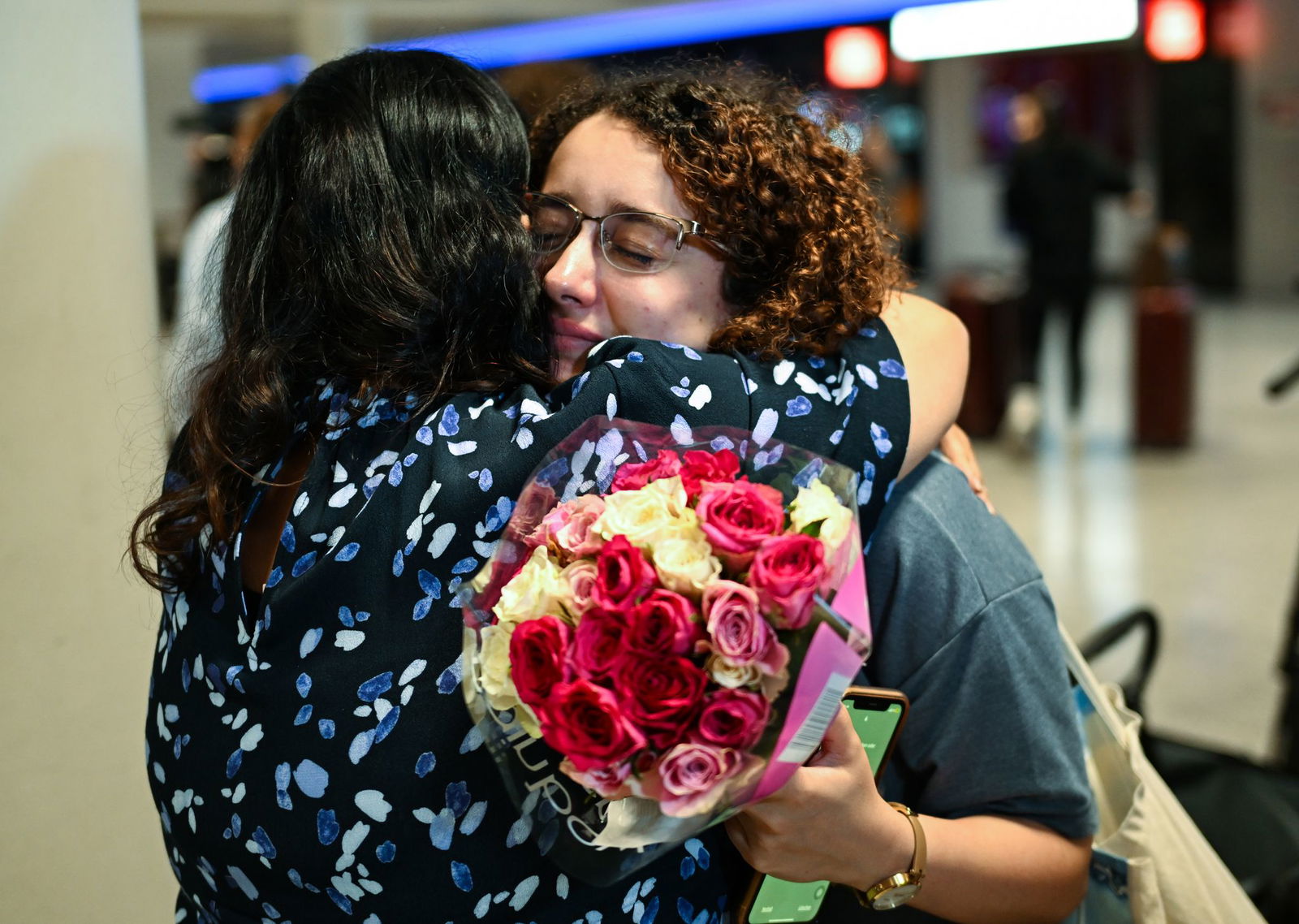 Am Frankfurter Flughafen schlossen viele Angehörige ihre Liebsten in die Arme.