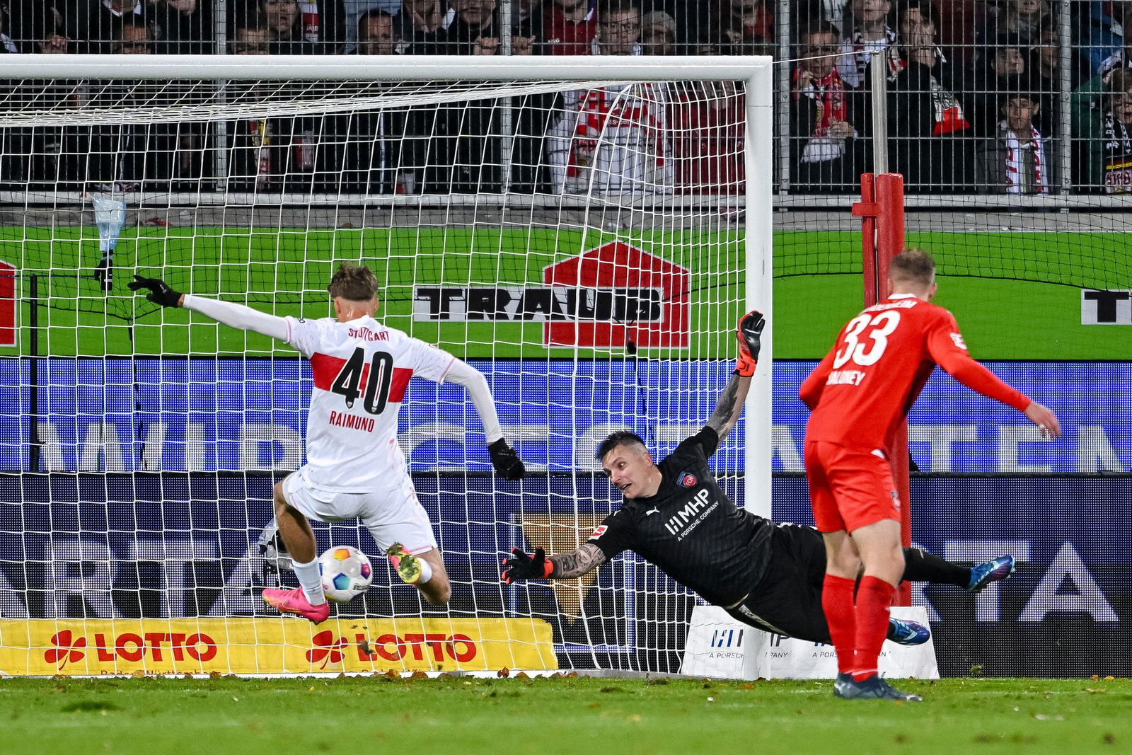 Luca Raimund (l) im November 2023 bei einem von drei Bundesliga-Einsätzen für den VfB Stuttgart.