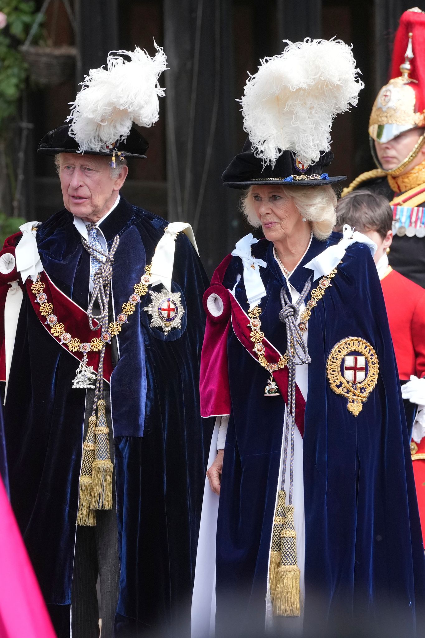 Der König und die Königin im vollen Ornat. 