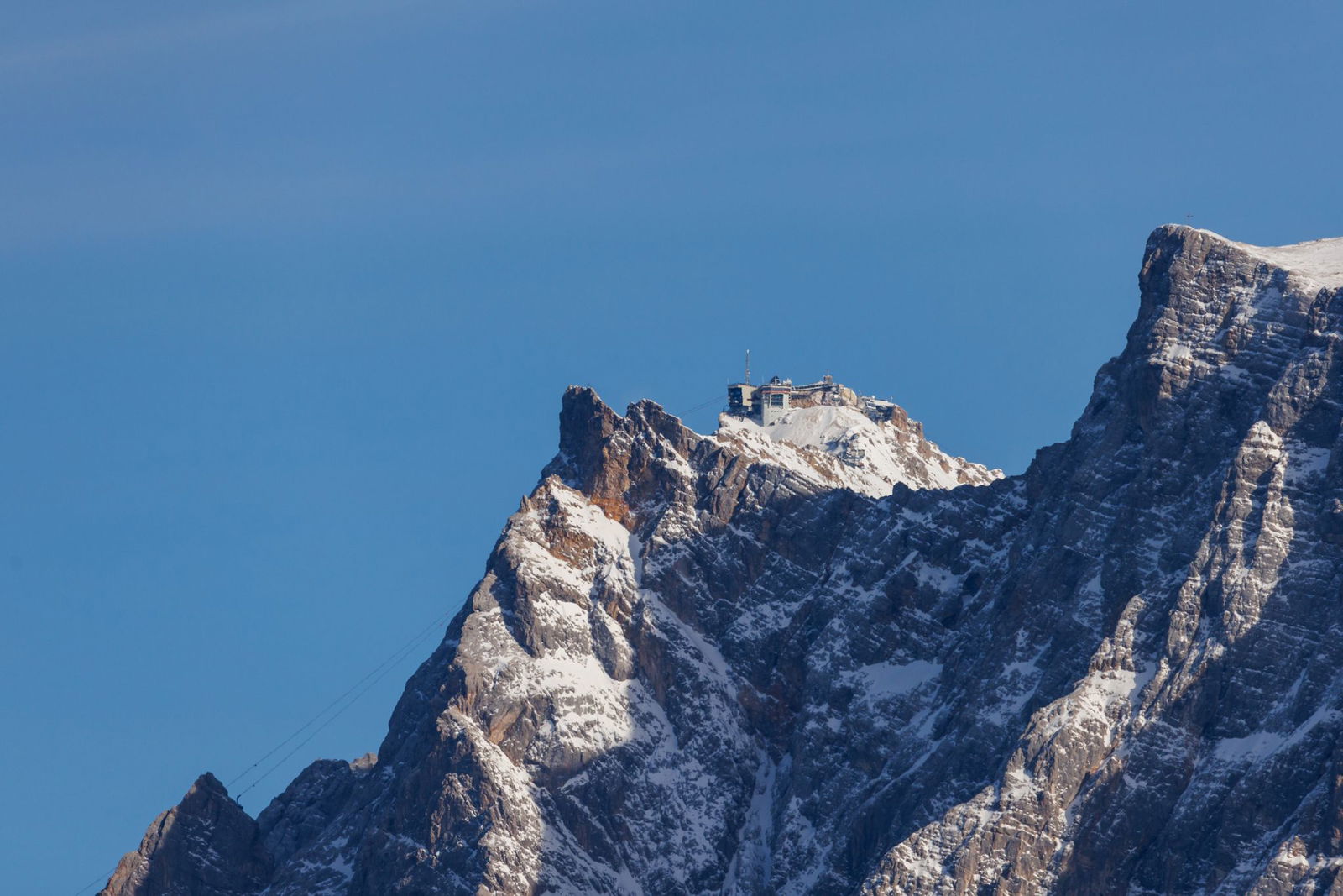 Blick aus Österreich auf die Zugspitze. Zwei deutsche Bergsteiger mussten hier von Helfern gerettet werden. (Symbolbild)