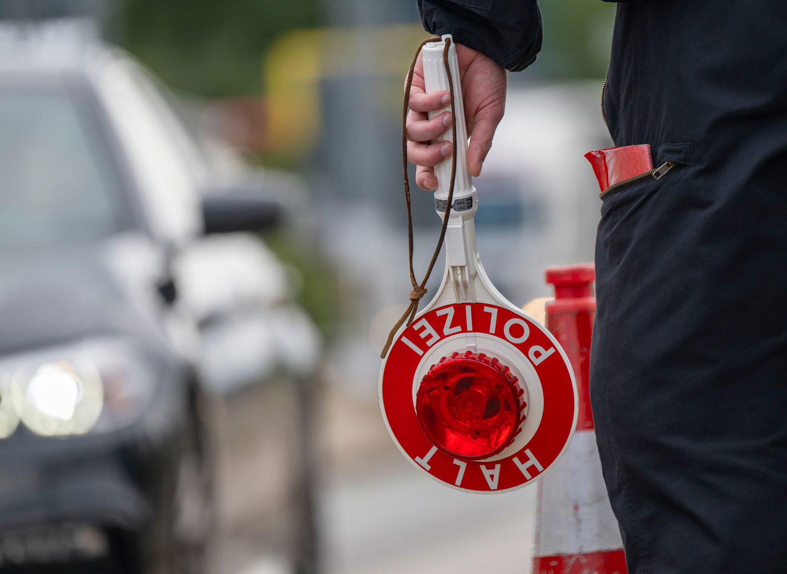 Die Beamten hielten das Fahrzeug im Rahmen von Grenzkontrollen an. (Symbolbild)