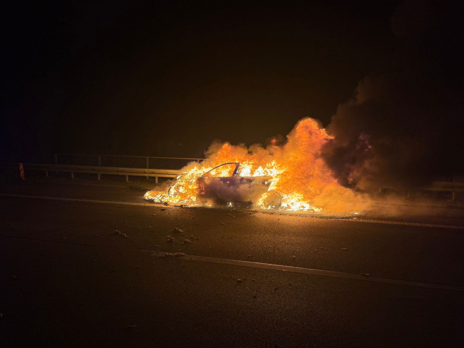 Die Feuerwehr löschte das brennende Auto. 
