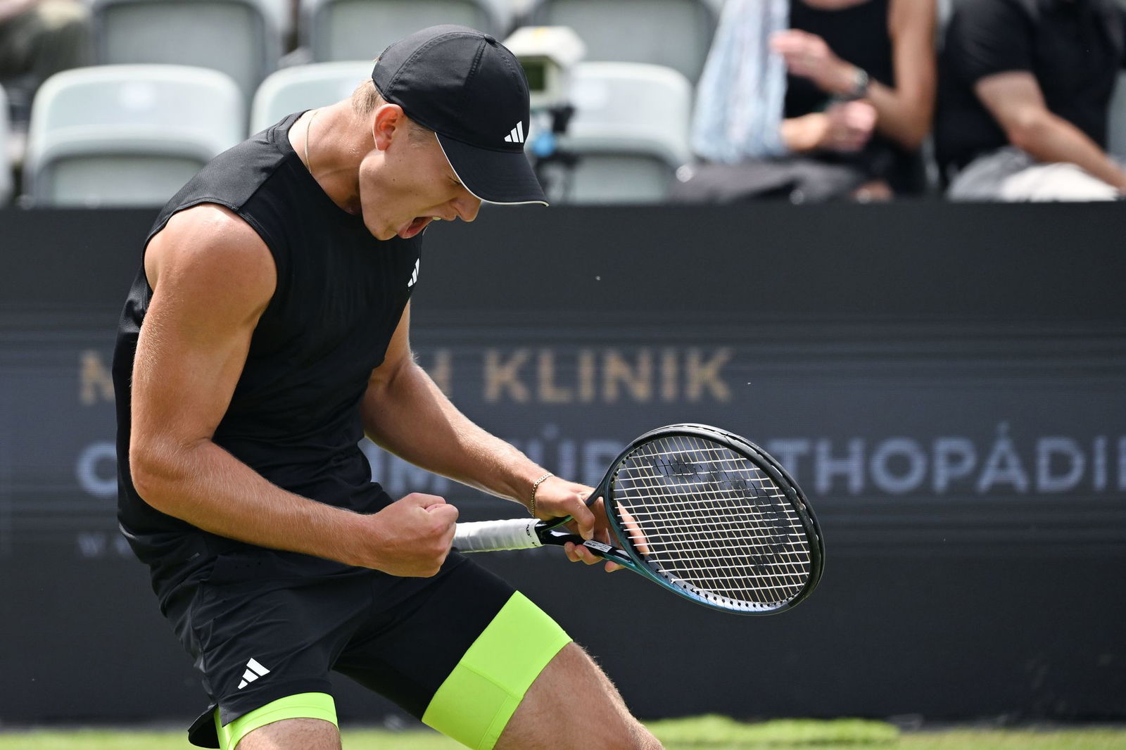 Tennis-Talent Justin Engel steht in Stuttgart im Achtelfinale. 
