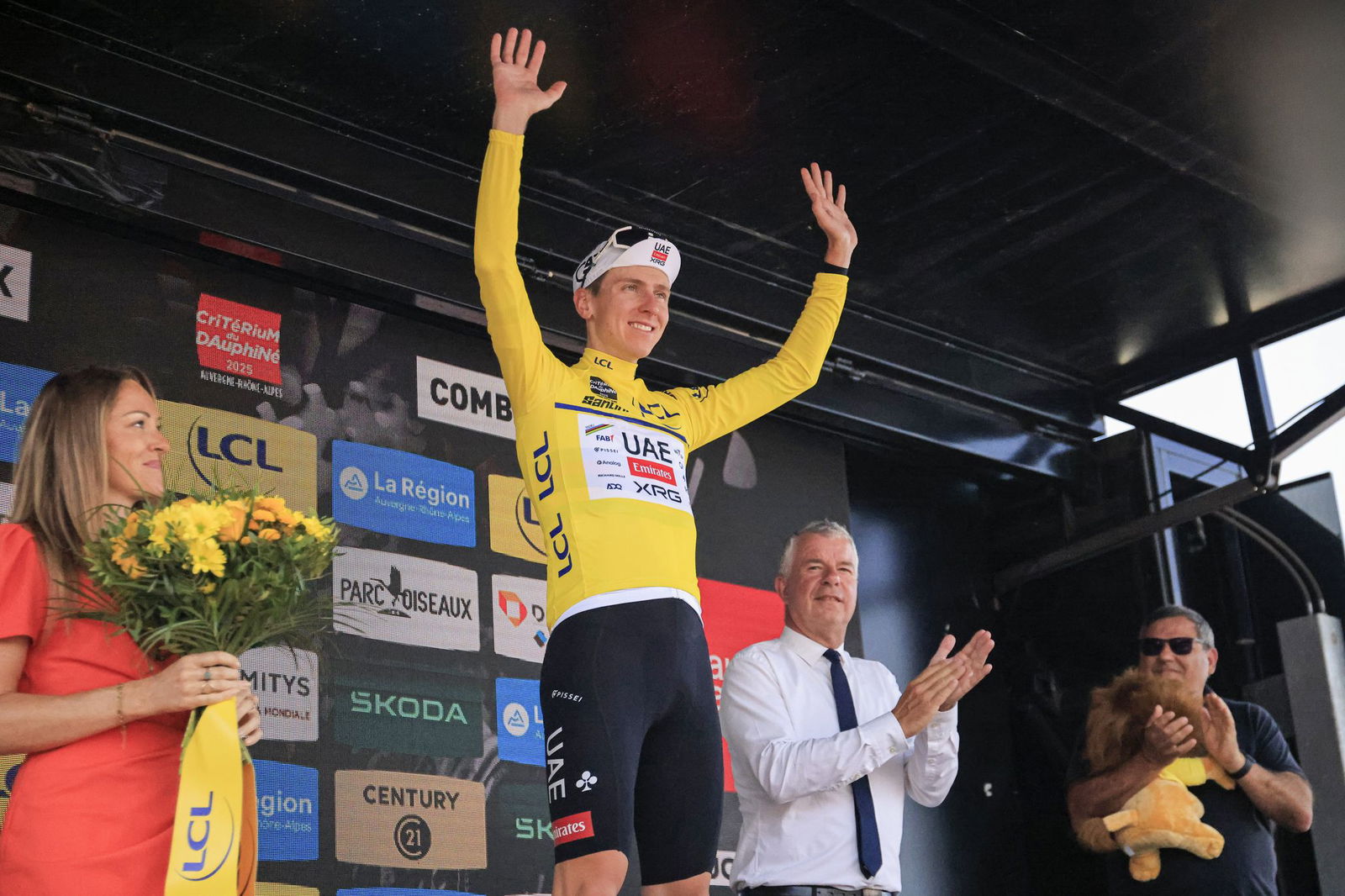 Ließ sich in Frankreich feiern: Dauphiné-Premierensieger Pogacar.