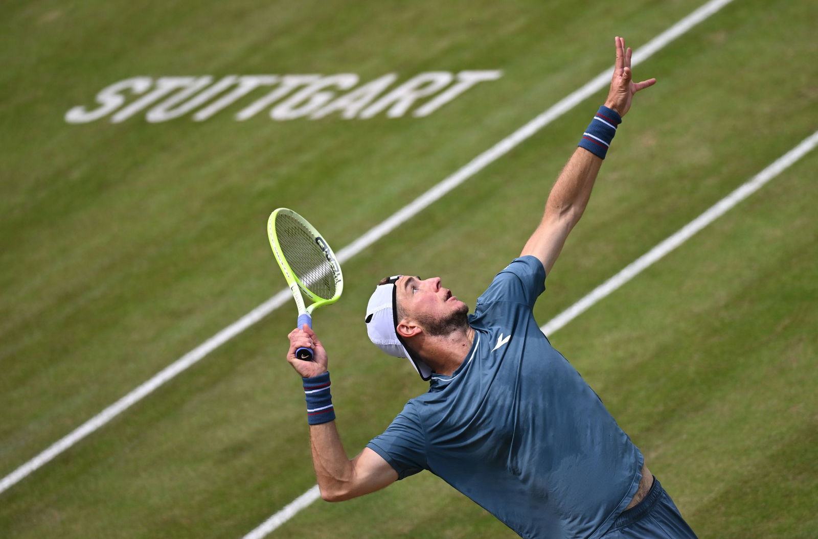 Auf Jan-Lennard Struff ruhen am Montag in Stuttgart die deutschen Tennis-Hoffnungen.