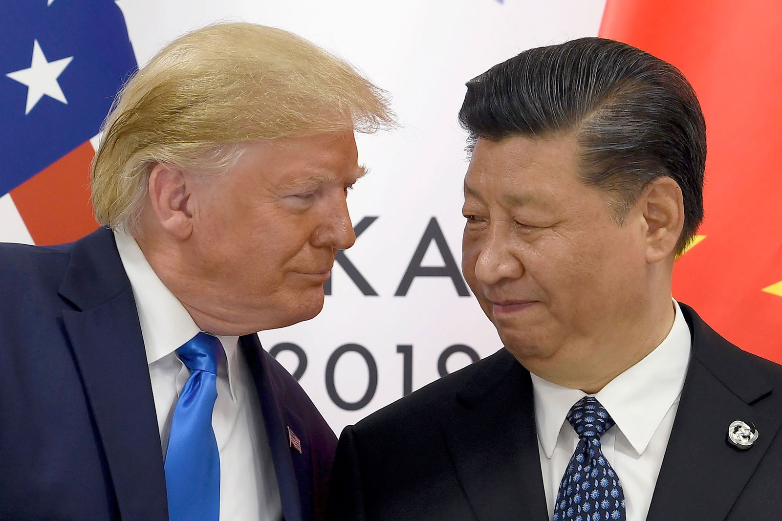 Inmitten des schweren Handelskonflikts zwischen den USA und China haben Donald Trump und Xi Jinping (r) miteinander telefoniert. (Archivbild)
