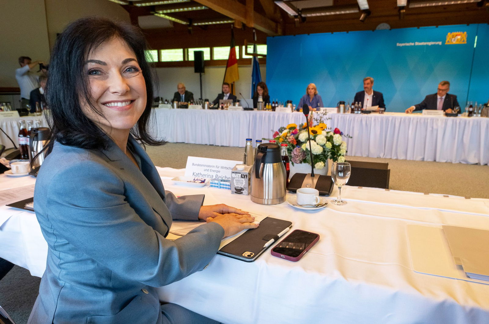Katherina Reiche (CDU) setzt auf zusätzliche Gaskraftwerke zur Senkung der Energiekosten in Deutschland. Ein «Südbonus» soll dabei den Fokus auf Süddeutschland setzen.