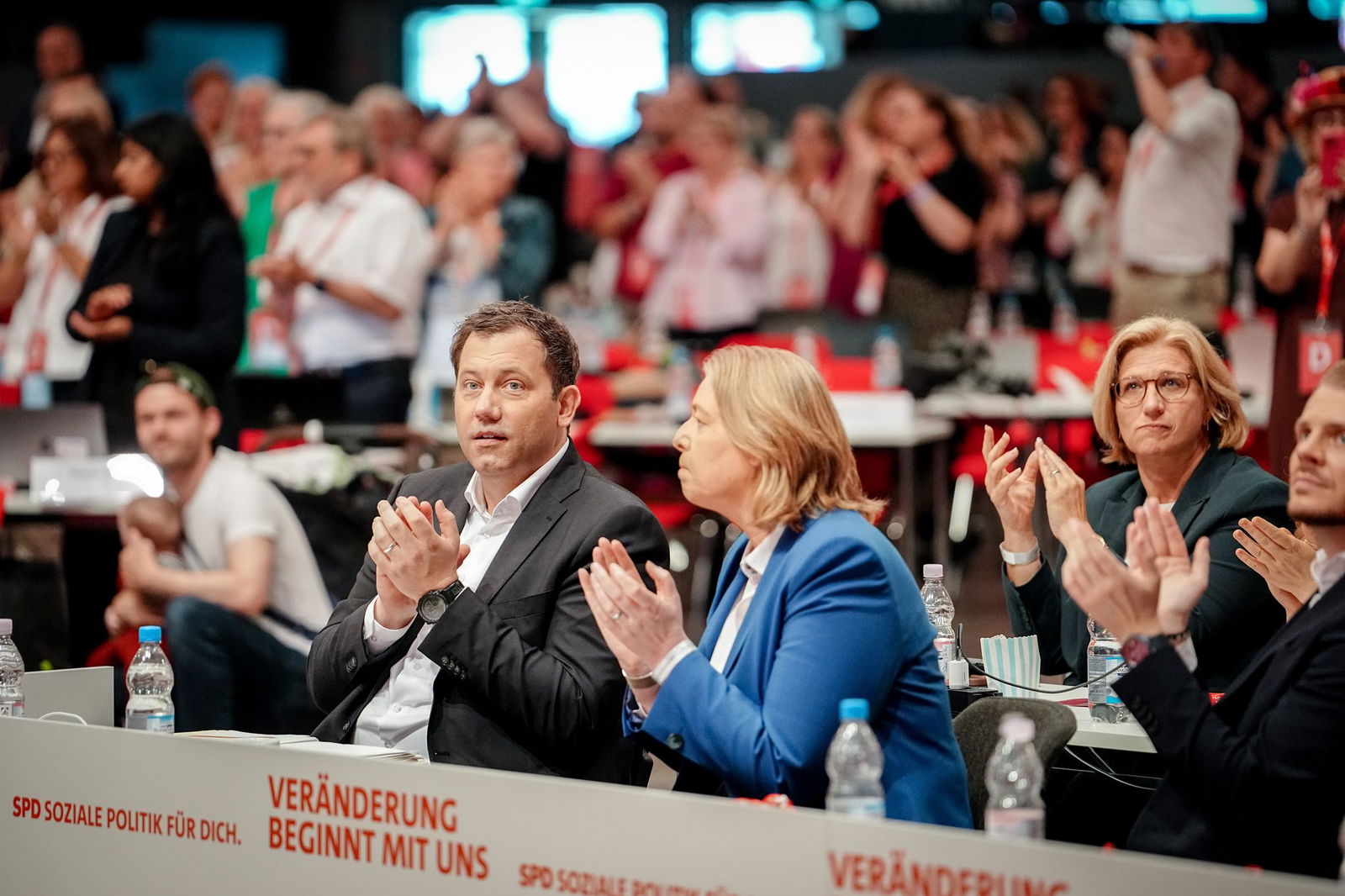 Die SPD-Vorsitzenden Klingbeil und Bas applaudieren beim Parteitag nach der Abstimmung über die Vorbereitung eines AfD-Verbotsverfahrens.