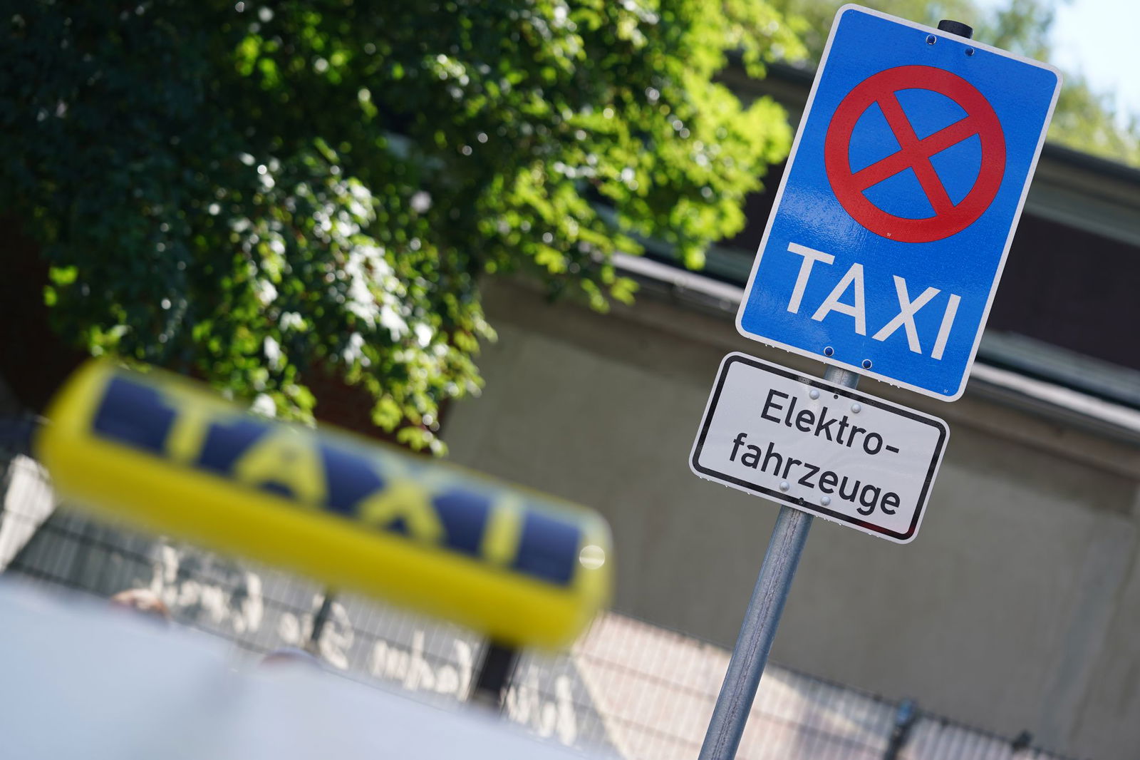 Einige Taxifahrer würden gerne auf E-Antrieb umstellen - wenn es mehr Ladesäulen an den Taxiständen gäbe.