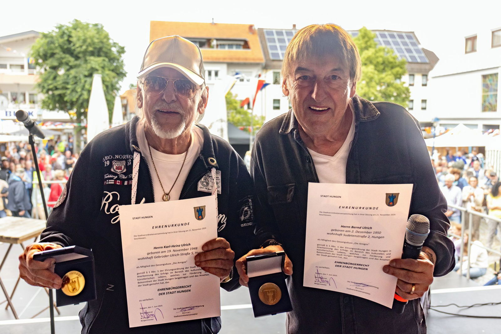 Die Brüder Karl-Heinz und Bernd Ulrich, besser bekannt als Die Amigos, freuen sich über die Verleihung der Ehrenbürgerschaft der Stadt Hungen.