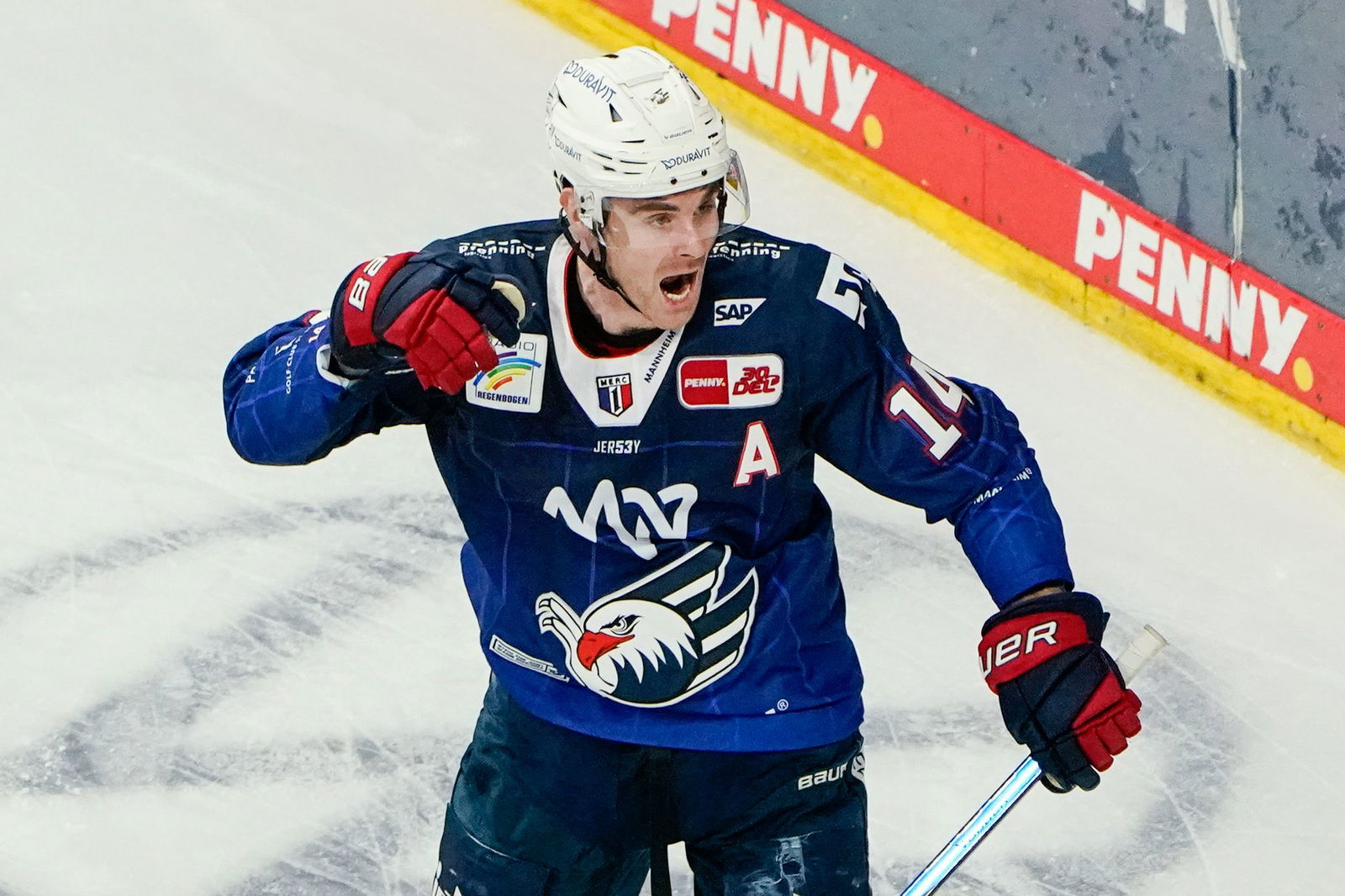  Jordan Szwarz jubelte vier Jahre für die Adler Mannheim - künftig spielt er für Schwenningen.