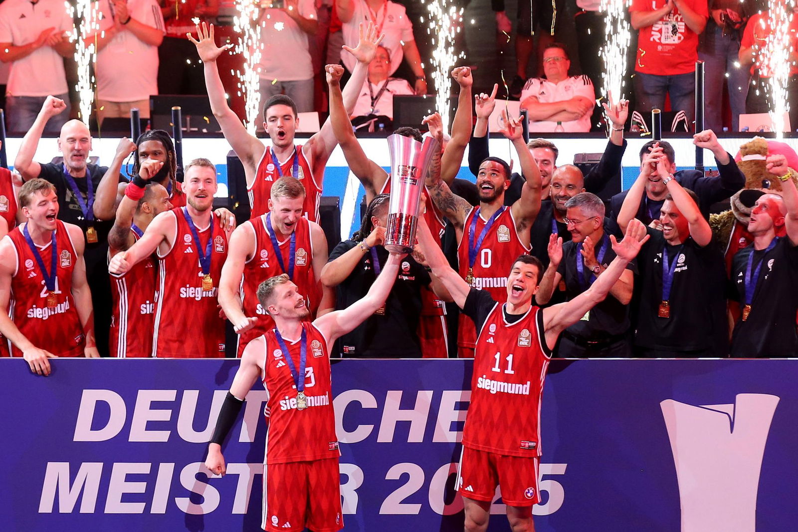 Die Bayern-Basketballer jubeln über den Meistertitel.