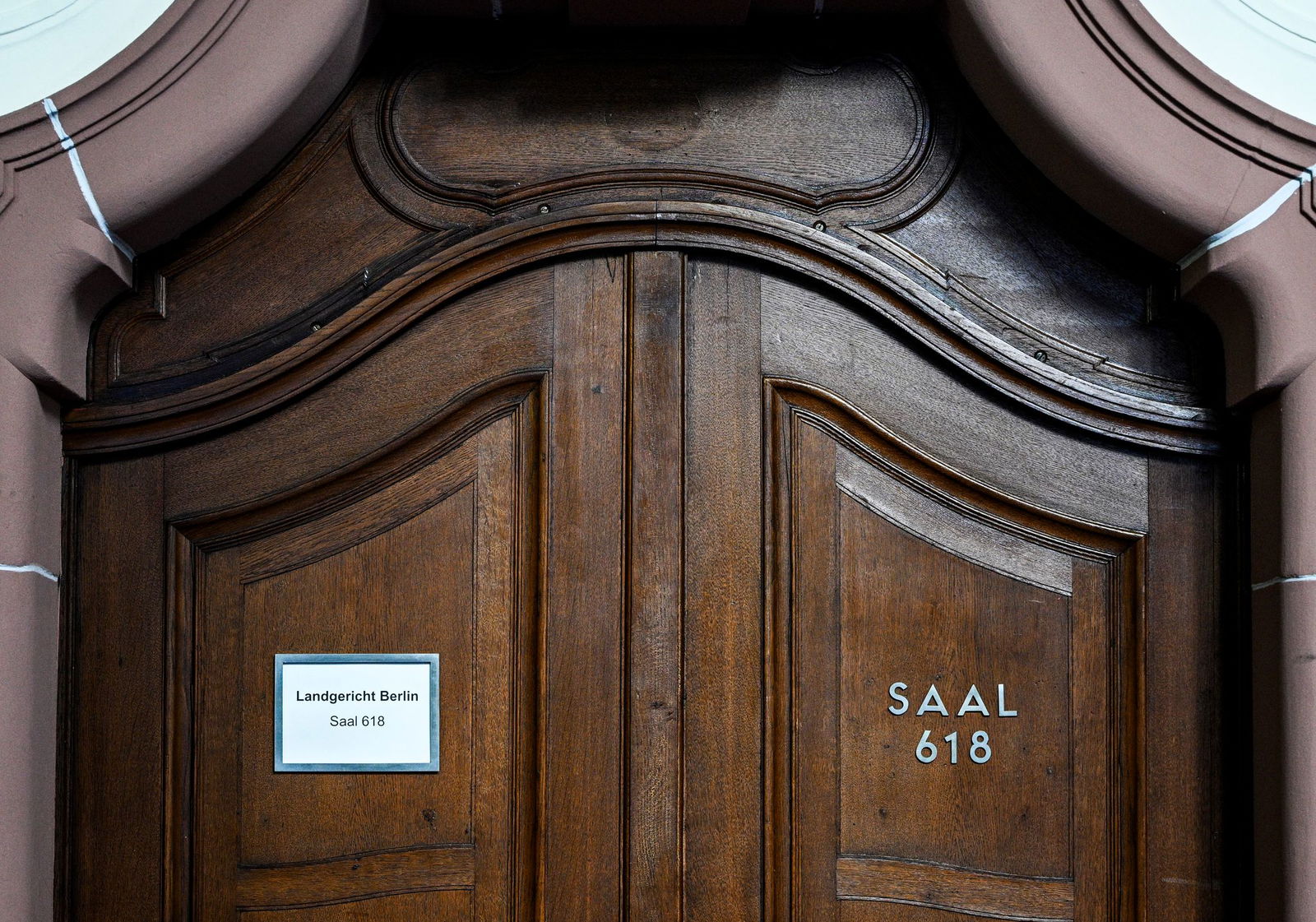 Die Tür zum Verhandlungssaal 618, in dem wegen Einbruchs in die Berliner Wohnung von Model Toni Garrn verhandelt wurde. (Archivbild)