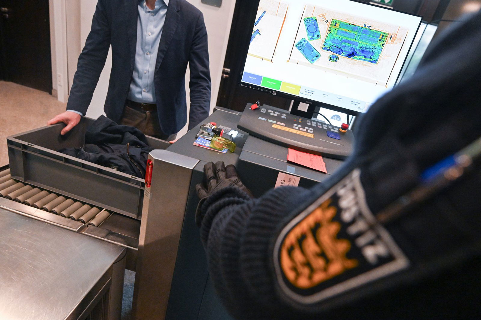 Neben alltäglichen Funden kommen auch besondere Gegenstände zum Vorschein.