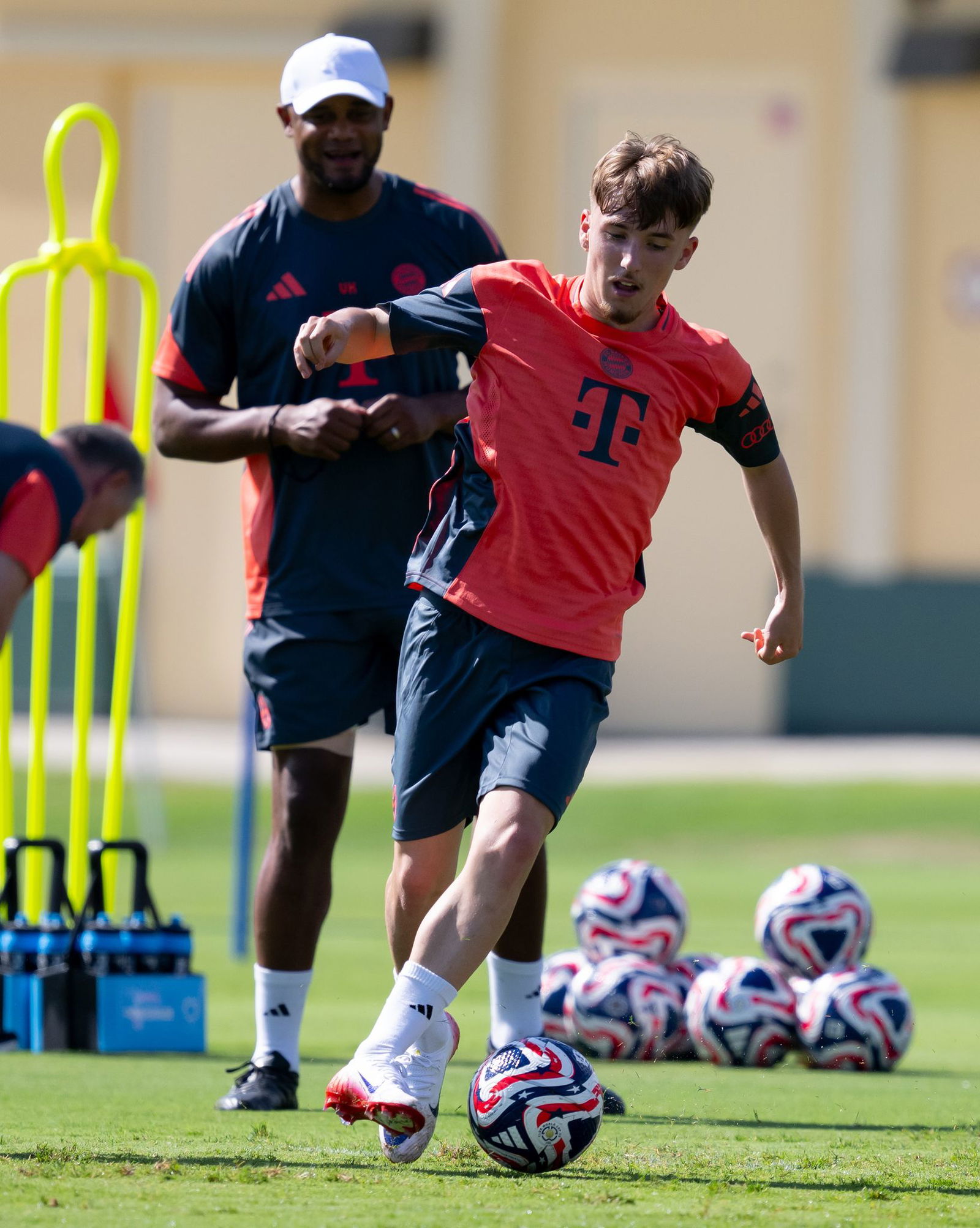 Bayern-Trainer Vincent Kompany schaut bei Lennart Karl ganz genau hin. Seinen Debüteinsatz hatte sich das große Talent im Training verdient.