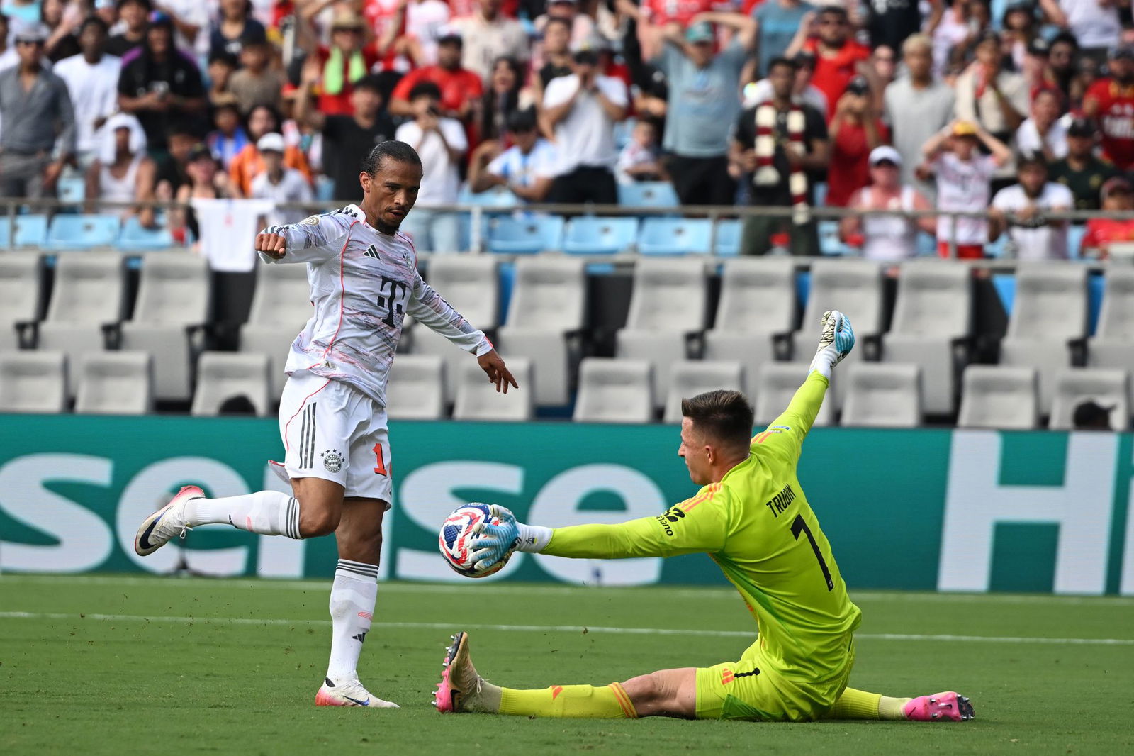 Leroy Sané vergab mehrere Großchancen, auch hier scheitert er am sehr gut haltenden Benfica-Torwart.