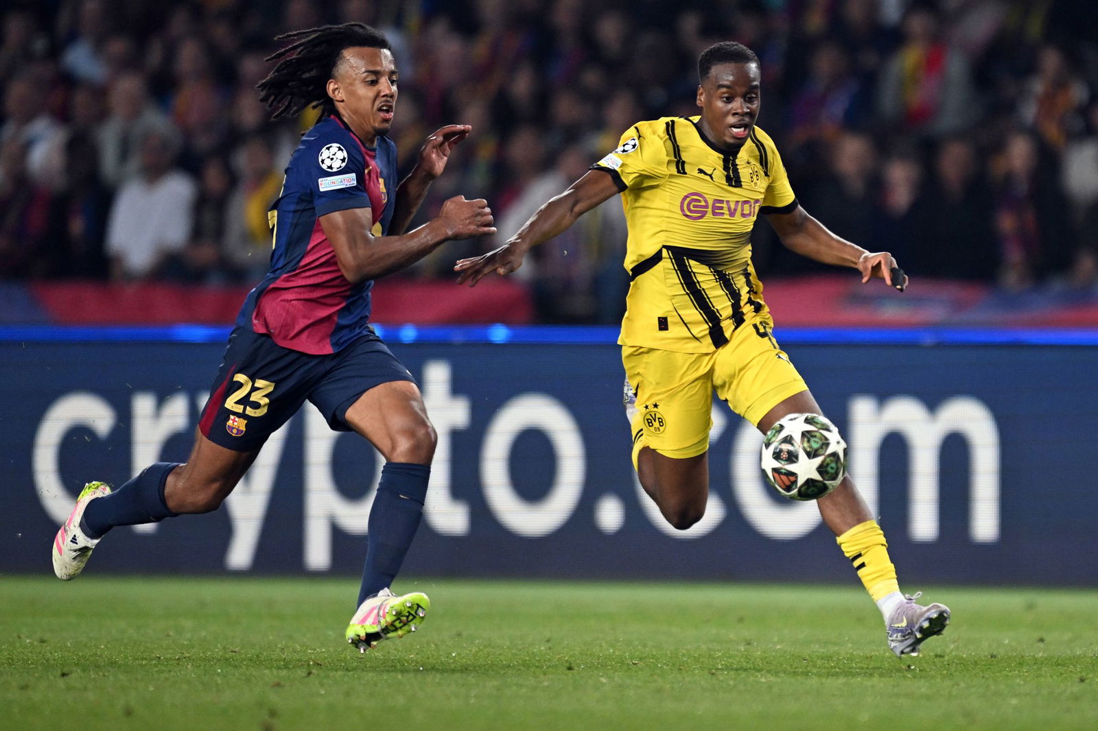 Jamie Gittens (r) ist derzeit ein begehrtes Spekulationsobjekt auf dem Transfermarkt. 