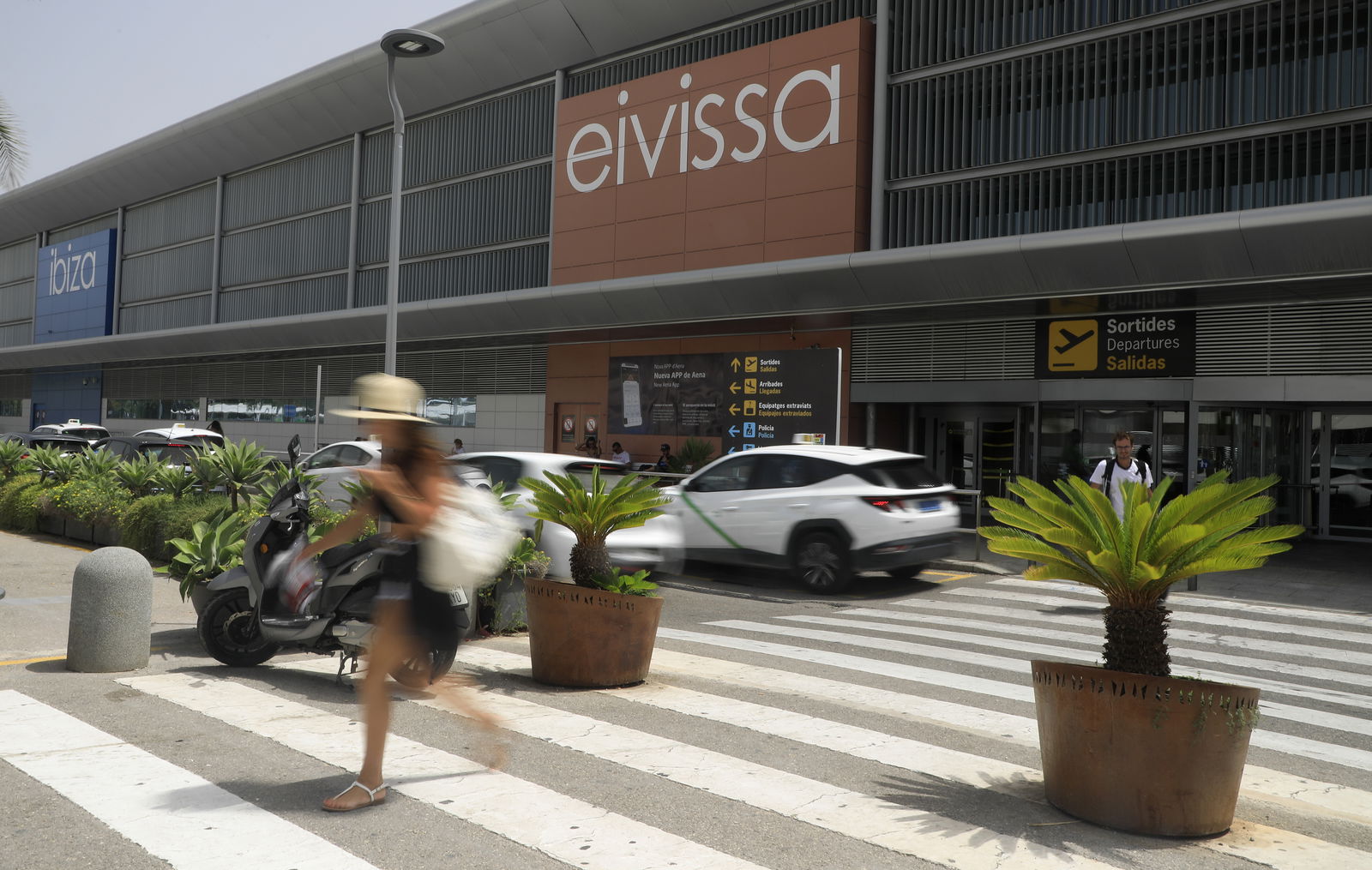 Blick auf einen Terminal des Flughafens von Eivissa auf Ibiza