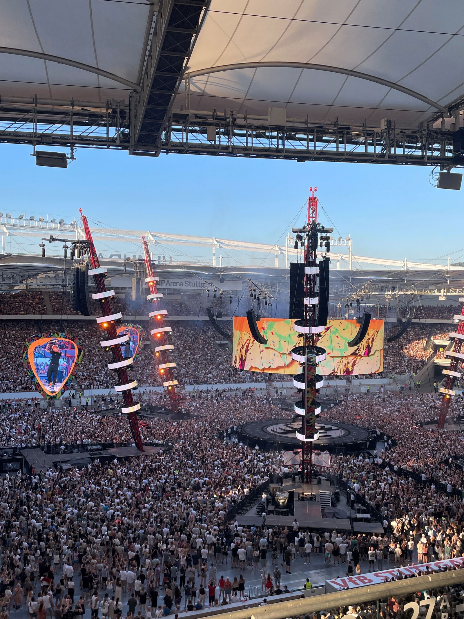 Blick von der Haupttribüne der MHP Arena in Stuttgart auf die 360-Grad-Bühne und das Bühnenbild des Musikers Ed Sheeran, der hier zwei Konzerte vor jeweils 60.000 Menschen spielte