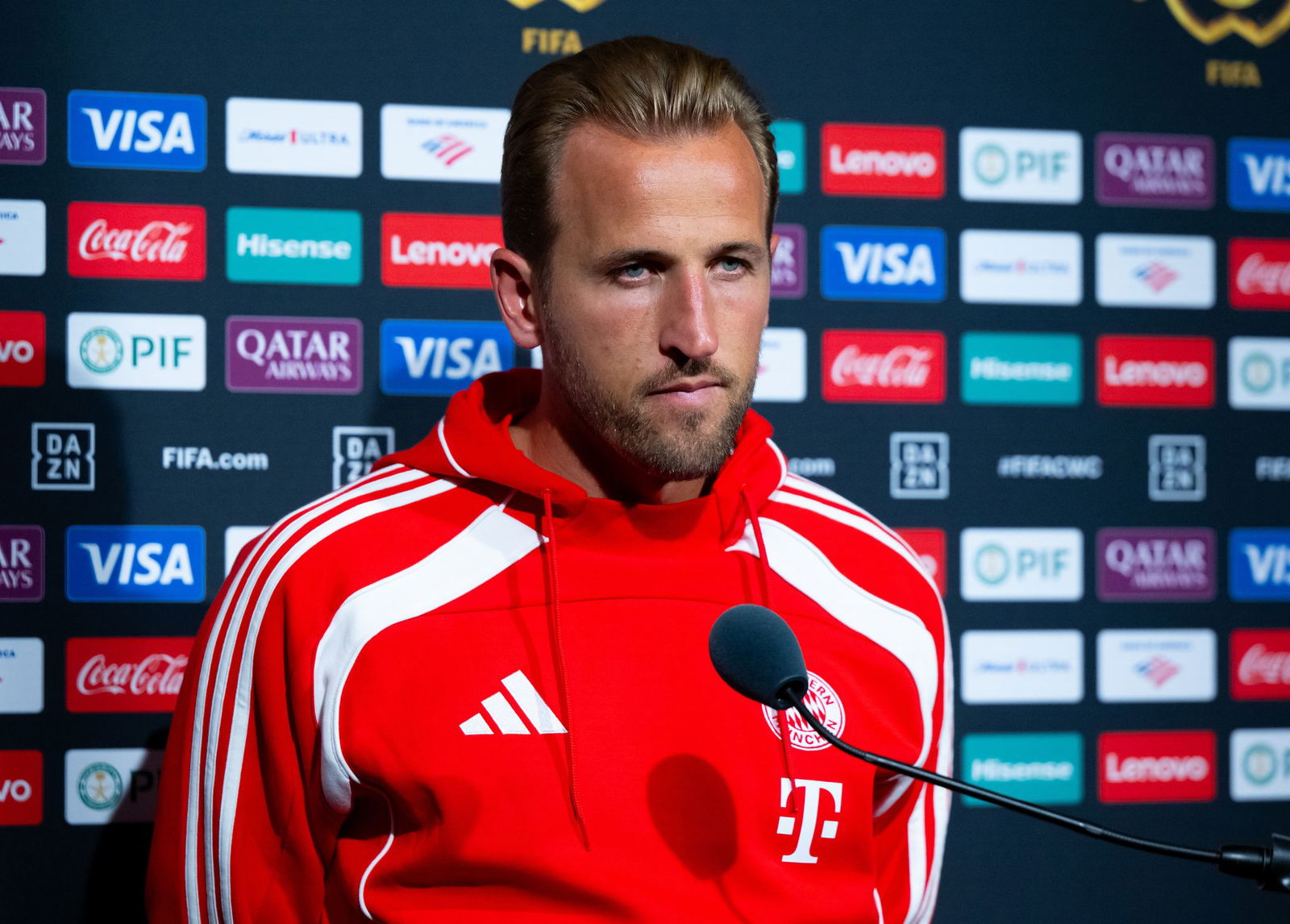 Harry Kane beantwortet Reporterfragen im Hard Rock Stadium.