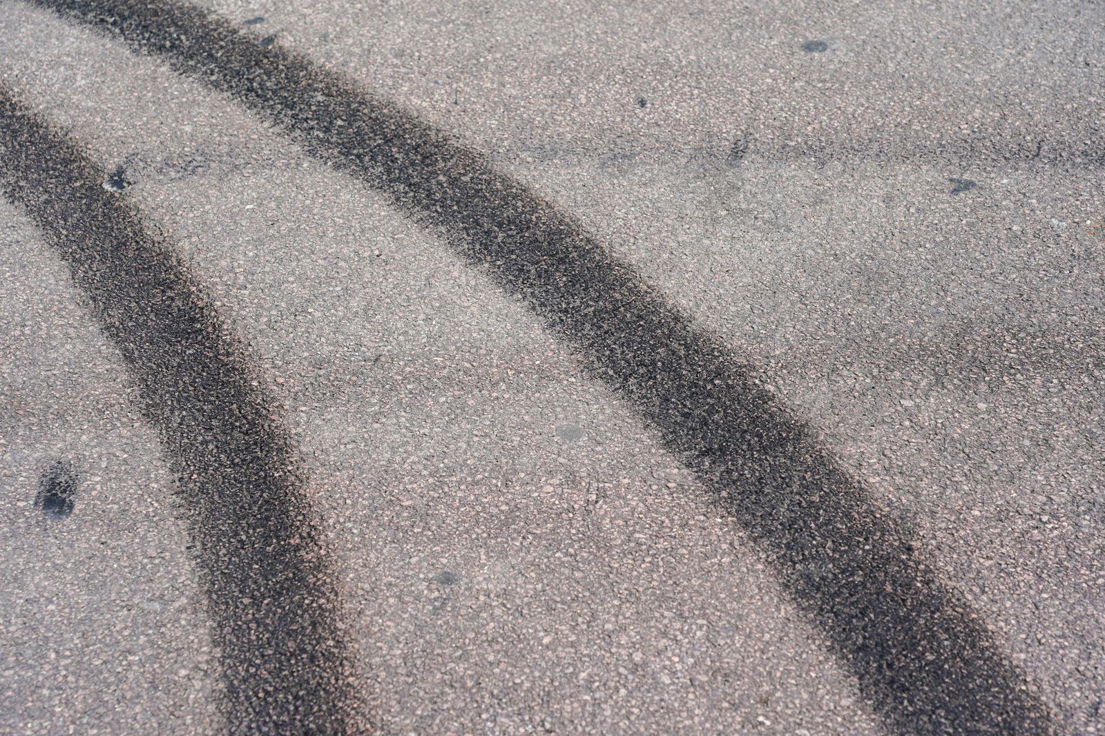 Ein 18-Jähriger driftet mit dem Auto auf dem Schulhof. (Symbolbild)