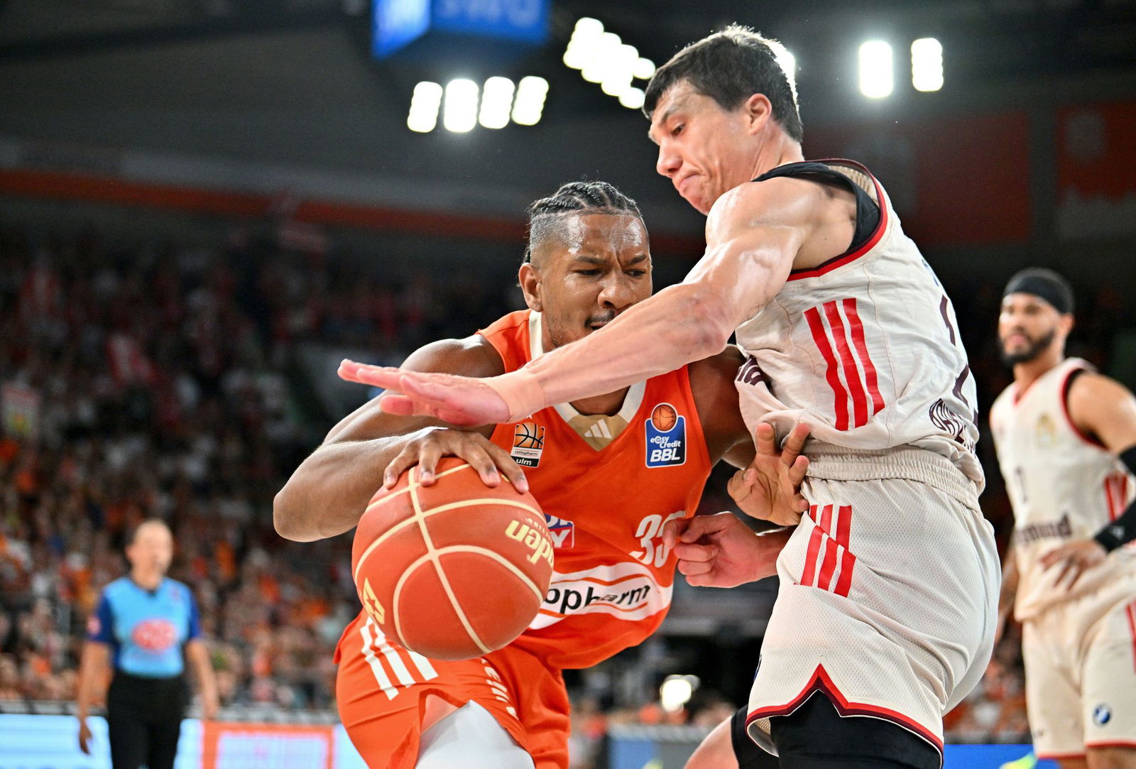 Ulms Karim Jallow (l.) im Duell mit Bayerns Vladimir Lucic.