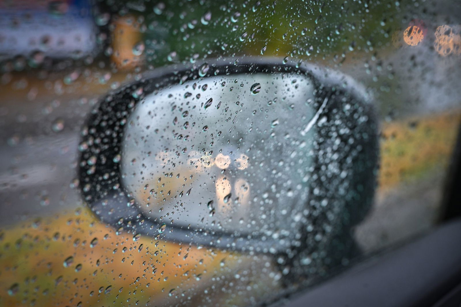 Viel Regen und feuchte, gewittrige Luftmassen kündigt der Deutsche Wetterdienst auch für den Wochenstart an. (Symbolbild)