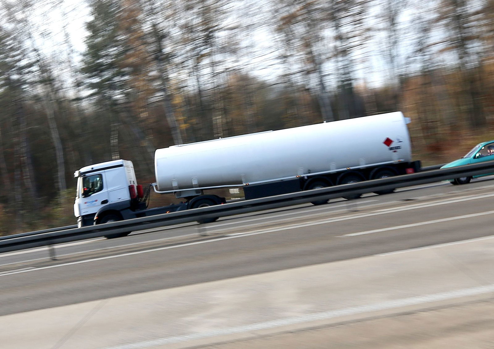 Wann der Tanklaster geborgen wird, ist unklar. (Symbolbild)