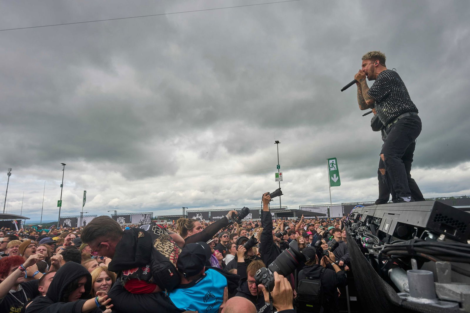 Dunkle Wolken ziehen am Freitag über den Nürburgring.
