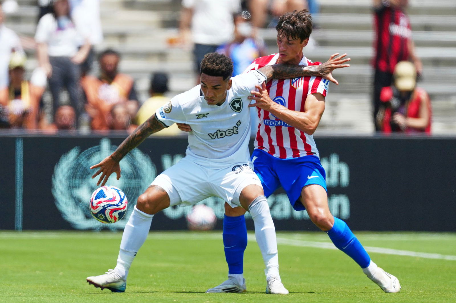 Botafogos Igor Jesus (l) und Atléticos Robin Le Normand kämpfen um den Ball.