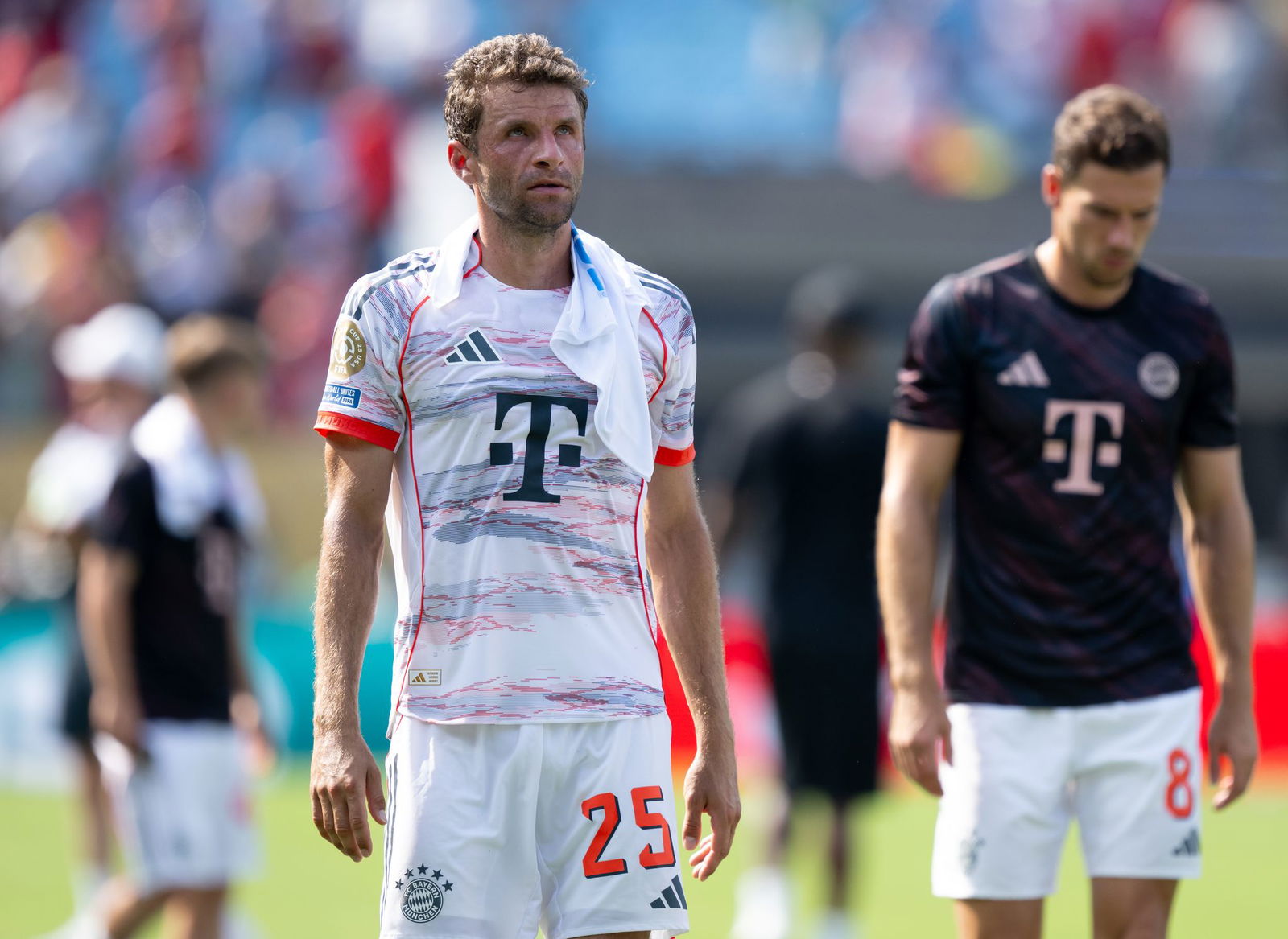 Weiter geht's: Thomas Müller nach dem Spiel mit einem kühlenden Handtuch im Nacken.