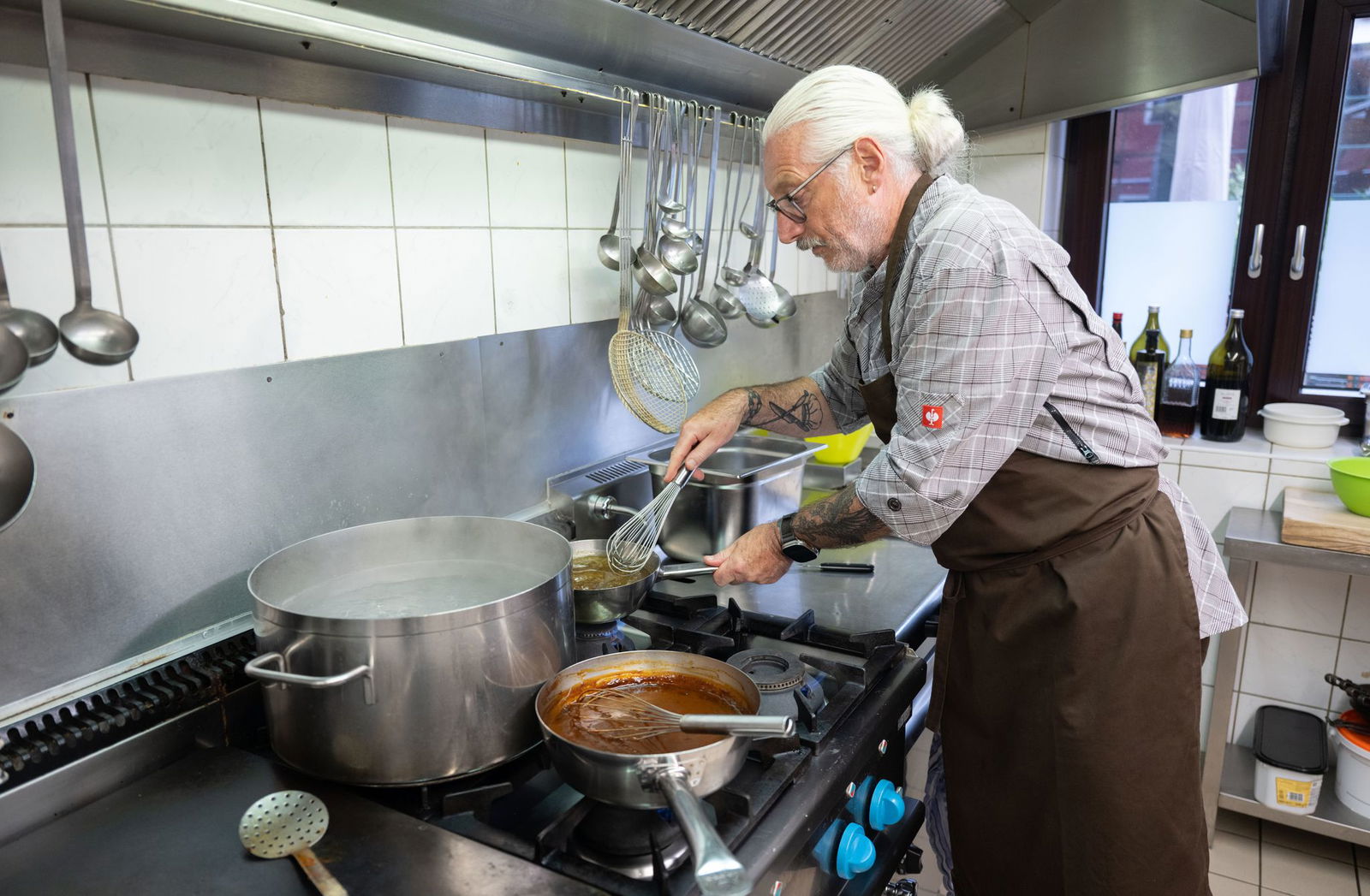 Marc Bürkle ist nachdenklicher, wenn er Essen für die die Hospizgäste zubereitet. 