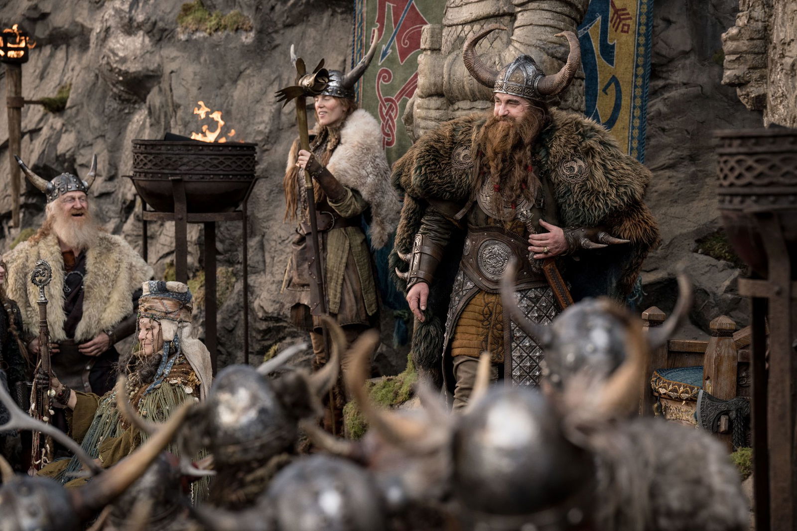 Gerard Butler (r, hinten) als Wikingerhäuptling Stoick in einer Szene des Films «Drachenzähmen leicht gemacht».