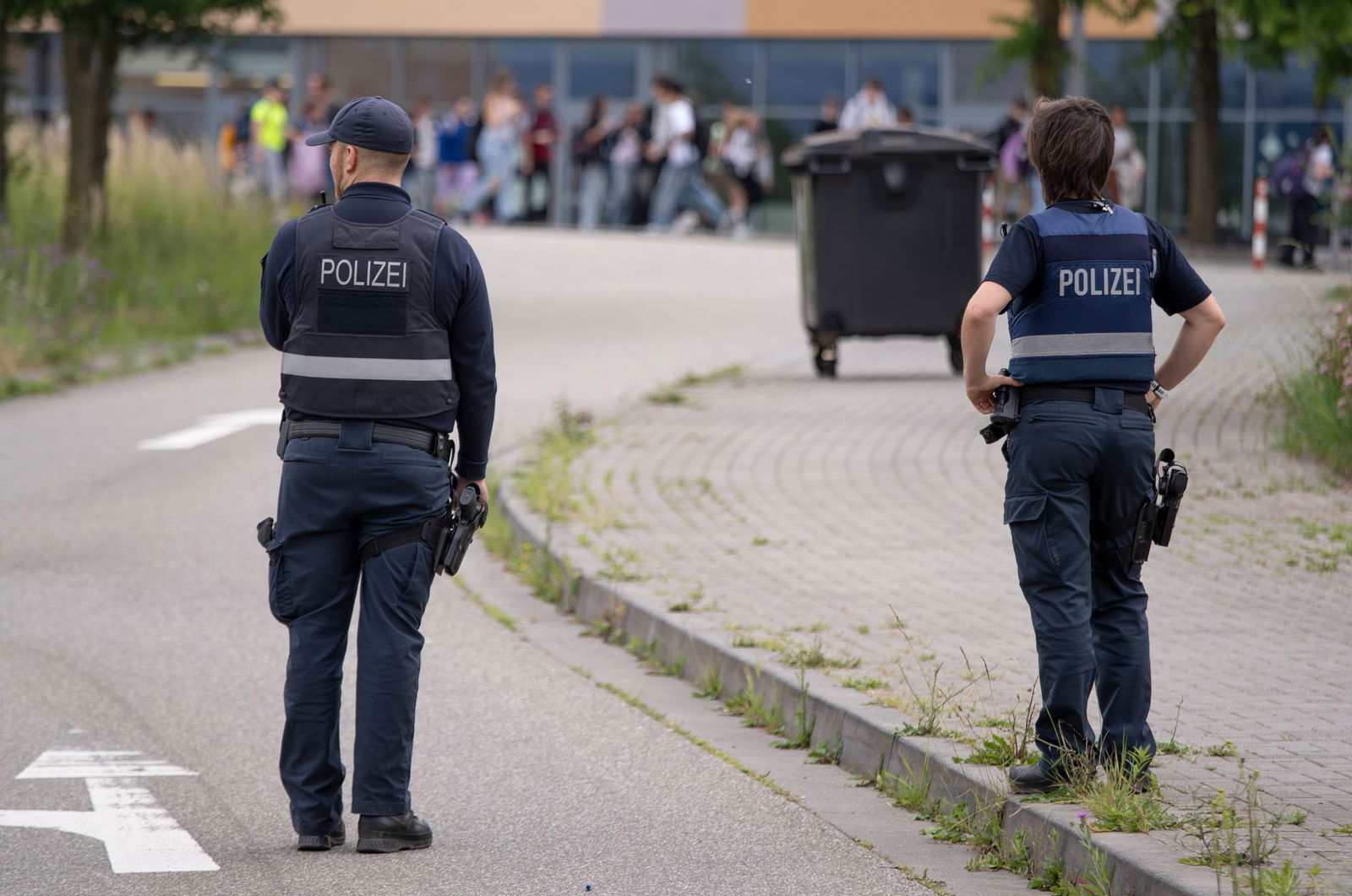 Die Schüler blieben gemeinsam mit Lehrern sicherheitshalber zunächst in den Klassenräumen, später verließen sie dann die Gebäude. 