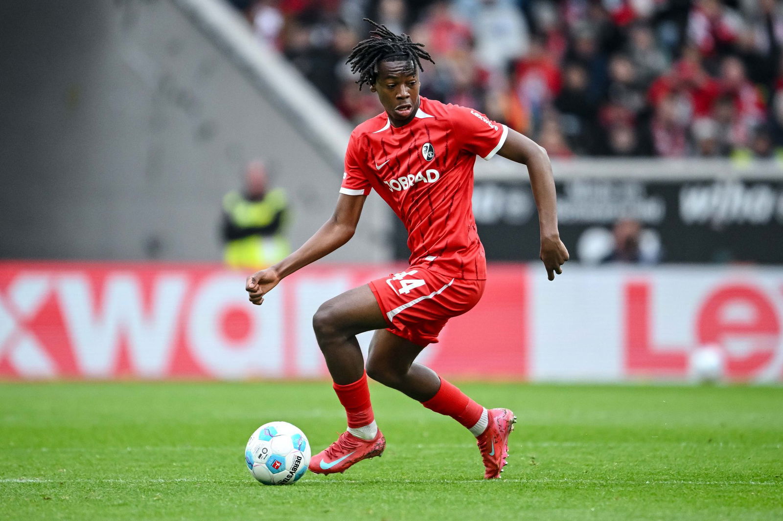 Trägt auch künftig das Freiburger Trikot: Johan Manzambi.