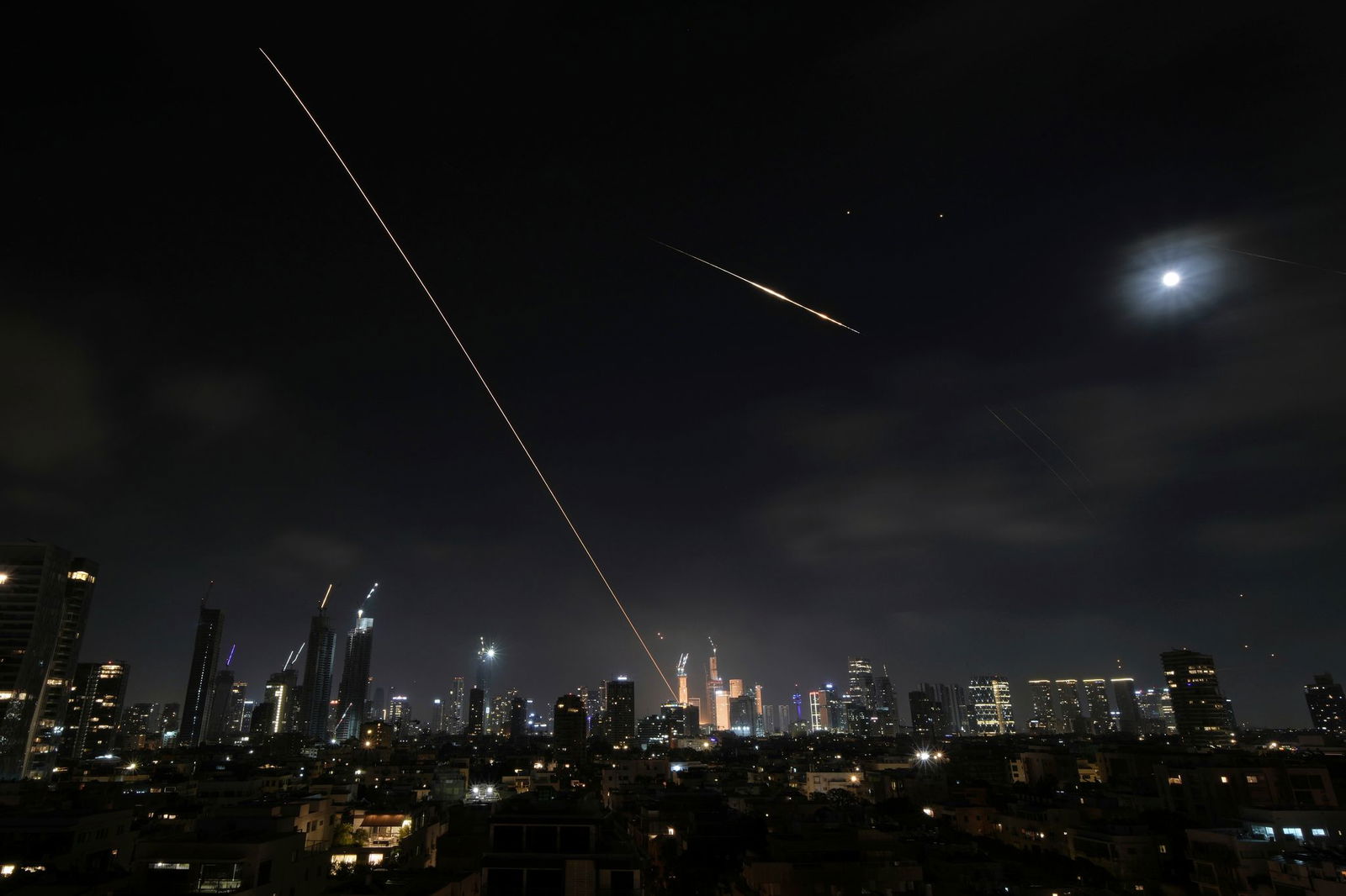 Israelische Angriffe im Iran könnten nach Einschätzung eines Militärexperten noch Tage oder Wochen weitergehen.