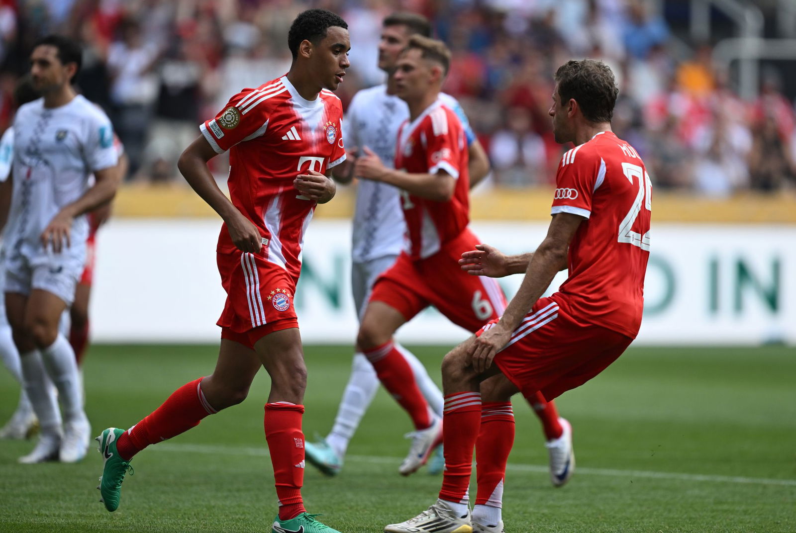 Dem spielfreudigen Jamal Musiala (l) reichten 30 Comeback-Minuten zum Hattrick. Mit ihm jubelt Thomas Müller (r).