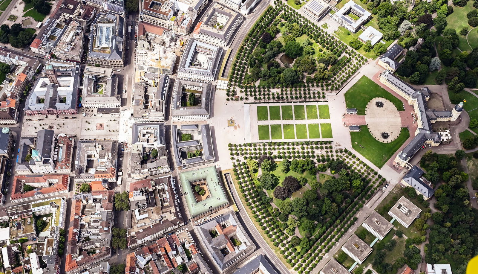 Hübsch ist die Karlsruher Innenstadt mit dem Schloss. Und auch sonst hat die Stadt Experte zufolge eine hohe Lebensqualität. Beim Glücksatlas macht sich das aber nicht bemerkbar. (Archivbild)