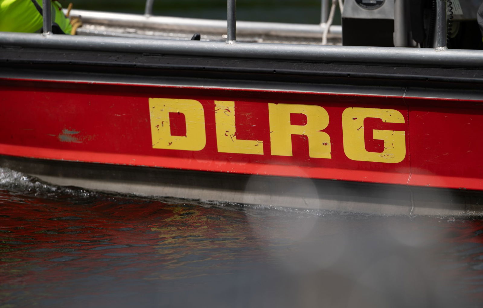 Einsatzkräfte der DLRG und der Feuerwehr zogen die Leiche aus dem Wasser. (Symbolbild)