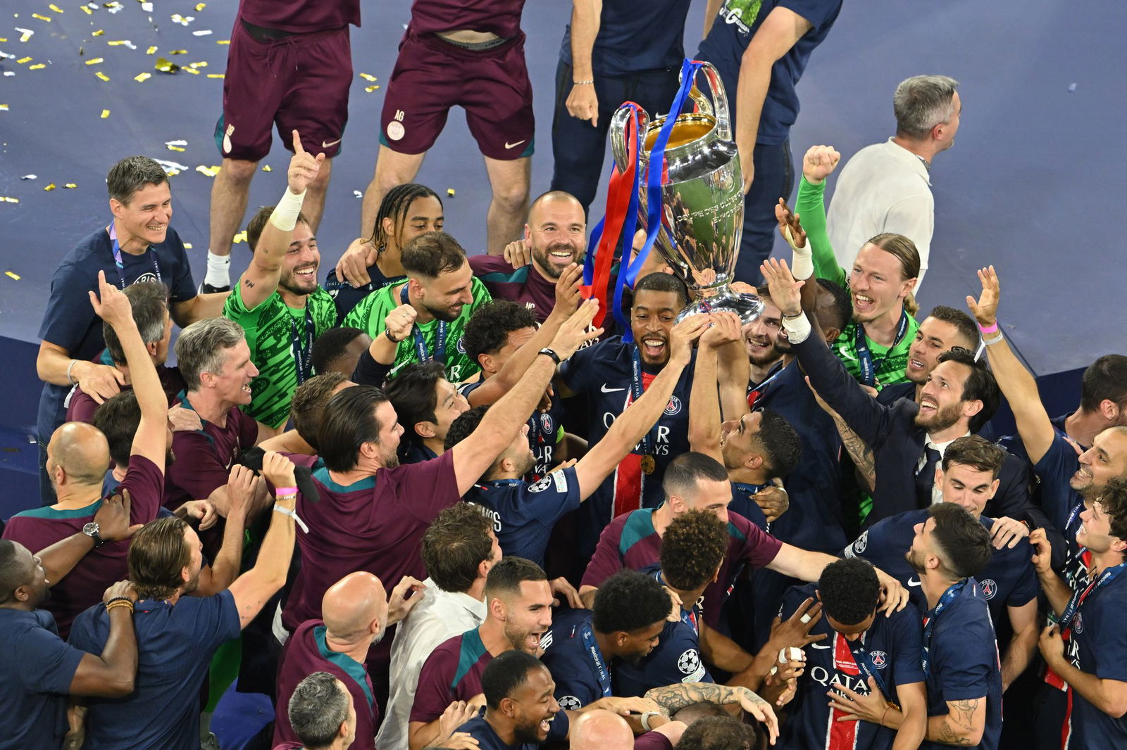 Siegerfoto mit dem silbernen Pokal.